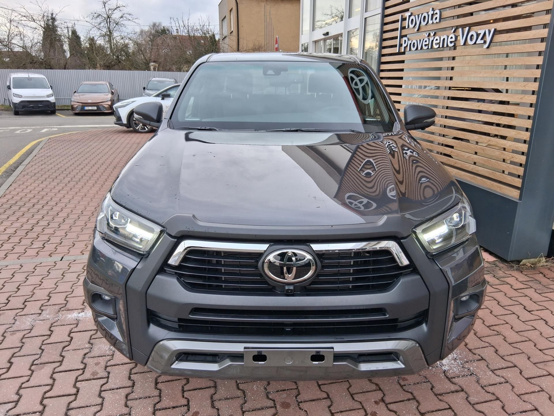Toyota Hilux, 2,8D-4D 205K INVINCIBLE - fotka 2