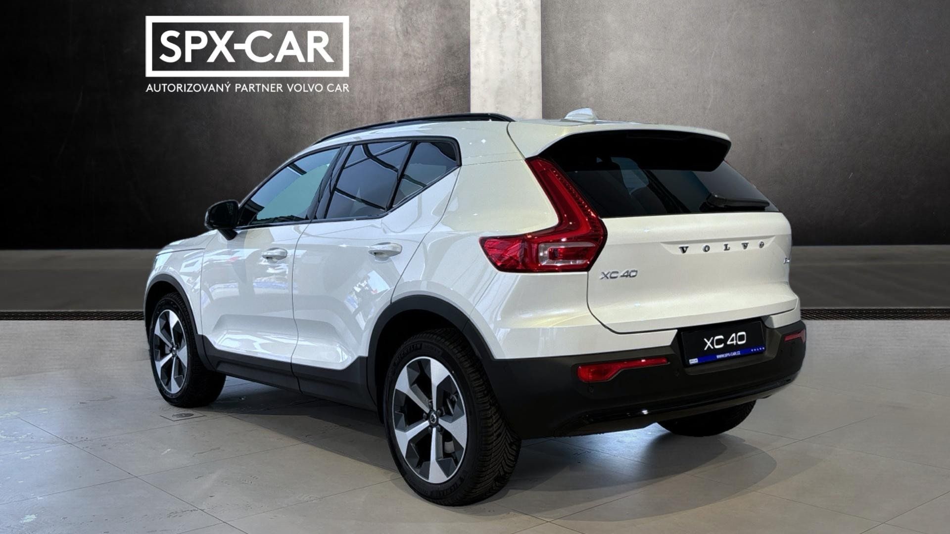 Volvo XC40, ULTRA DARK, B4 FWD, 145+10 kW - fotka 4