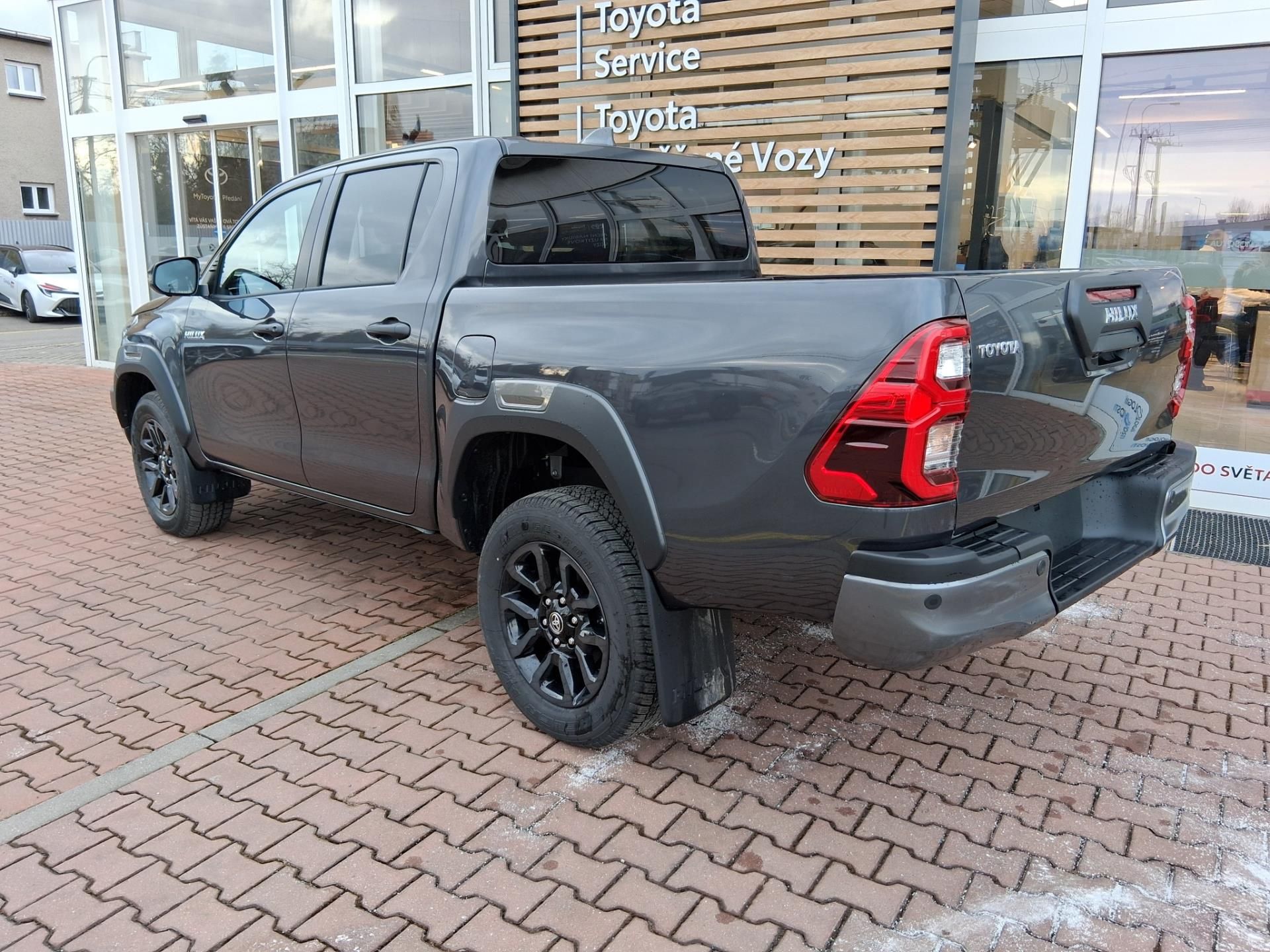 Toyota Hilux, 2,8D-4D 205K INVINCIBLE - fotka 4