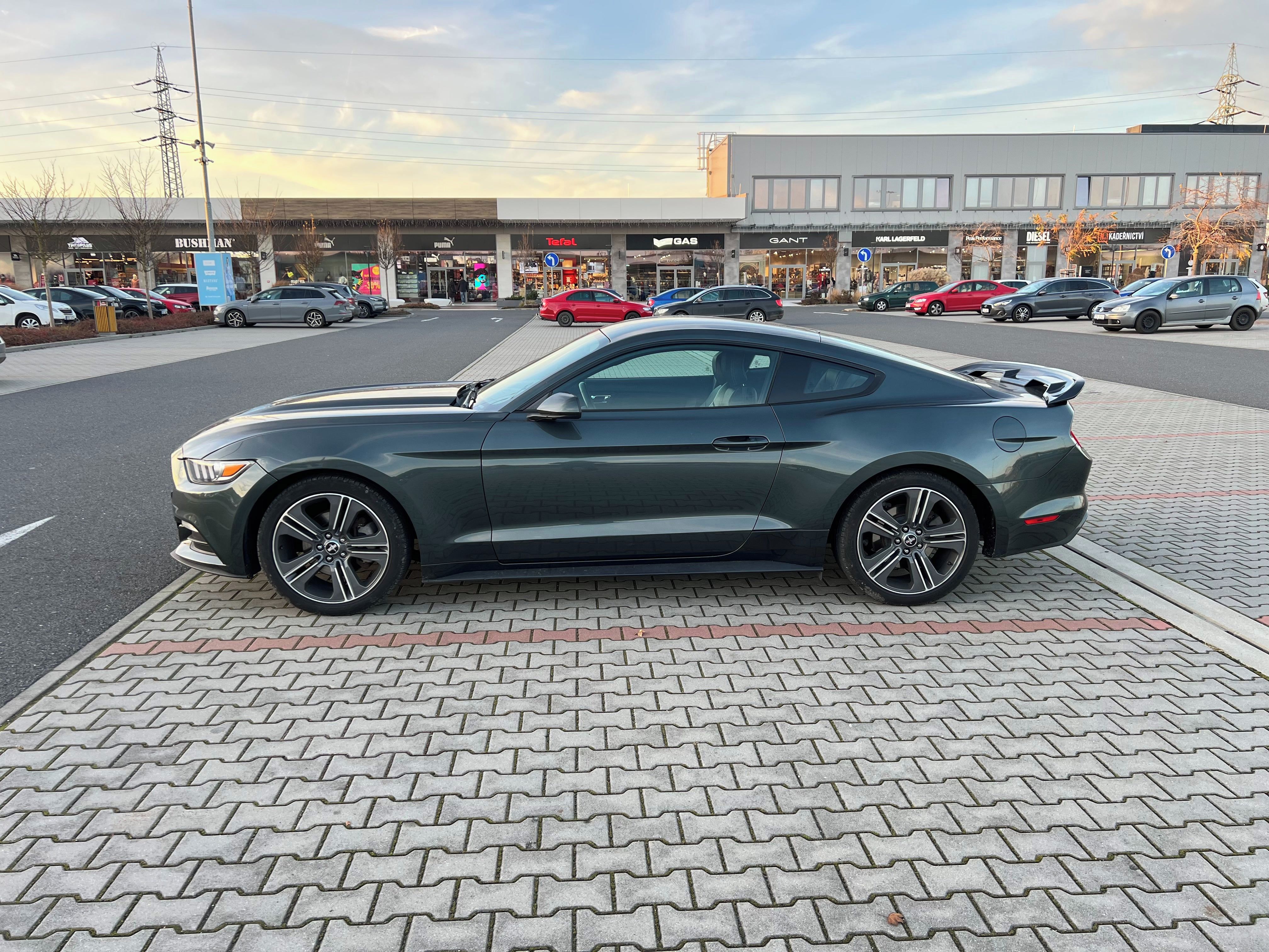 Ford Mustang, 3.6 V6 224kw automat s pádly - fotka 6