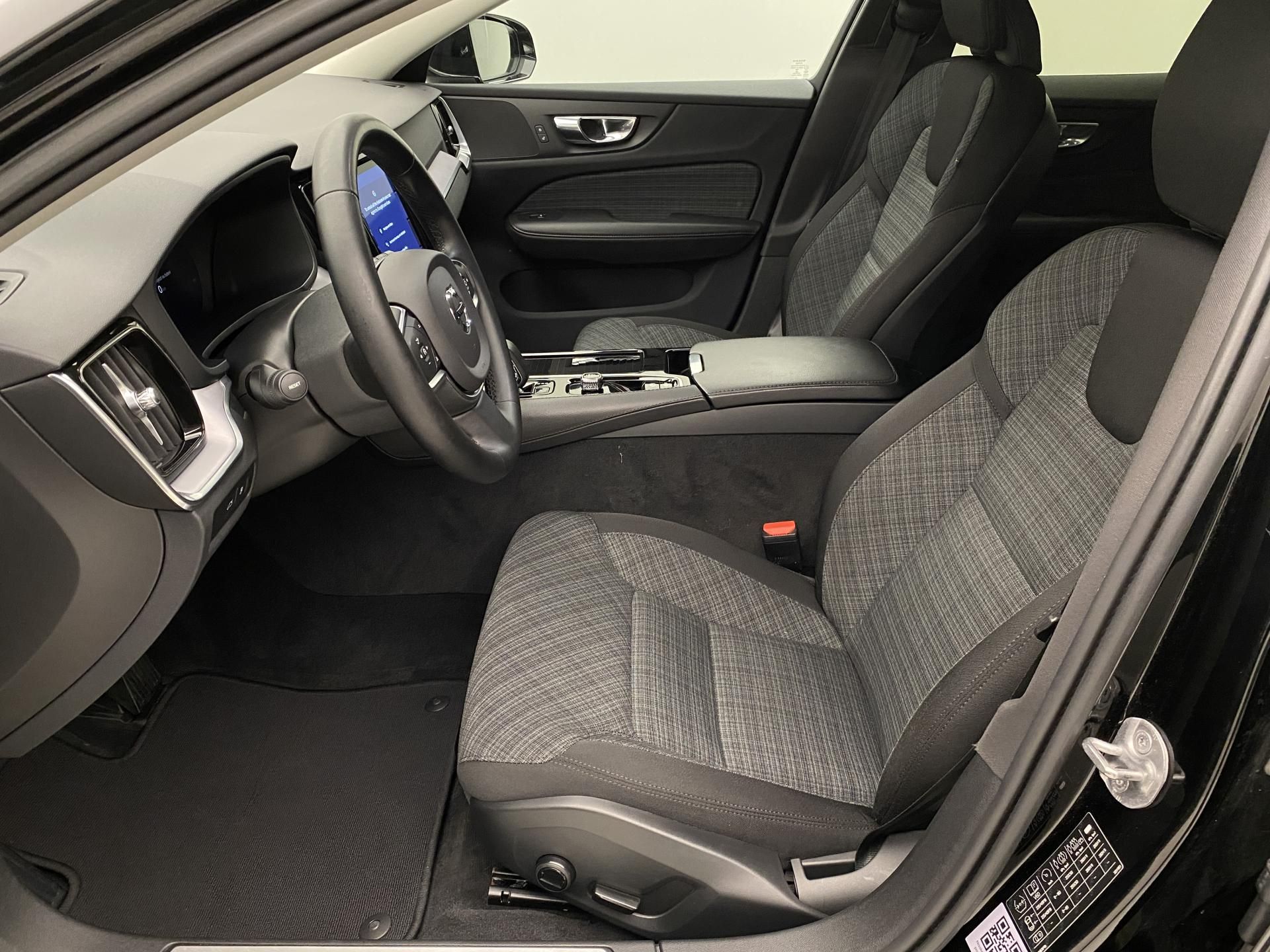 Volvo V60, T6 AWD RECHARGE CORE AUT - fotka 3