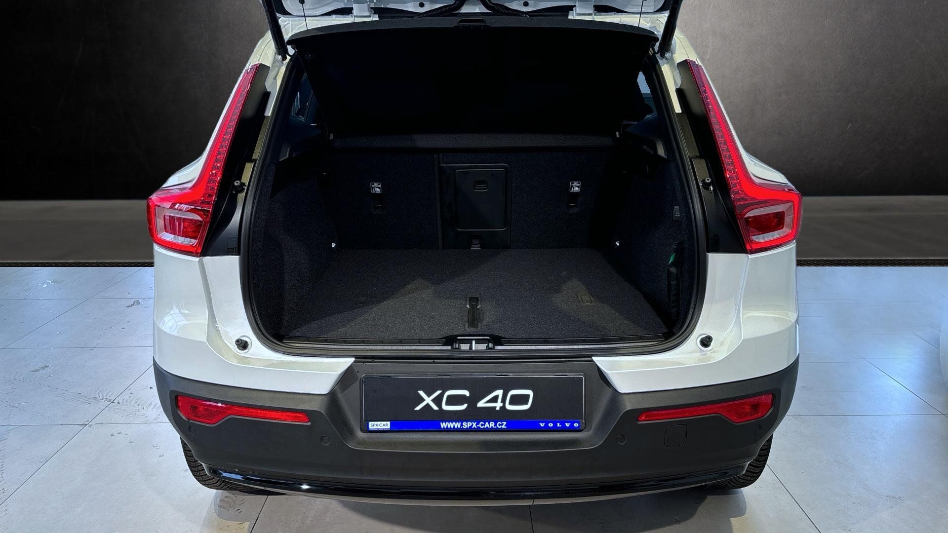 Volvo XC40, ULTRA DARK, B4 FWD, 145+10 kW - fotka 5