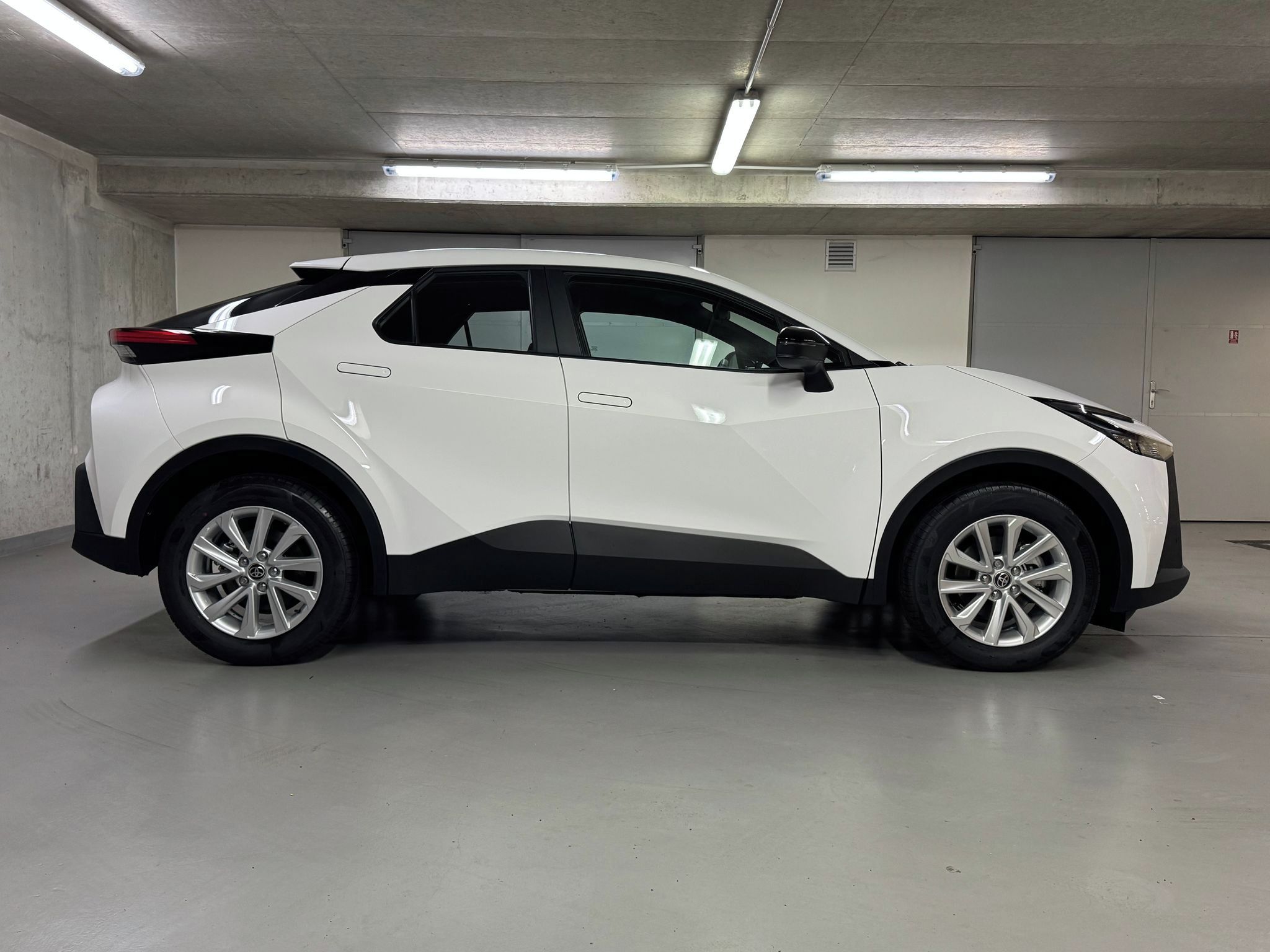 Toyota C-HR, Comfort Business 1.8 Hybrid - fotka 4