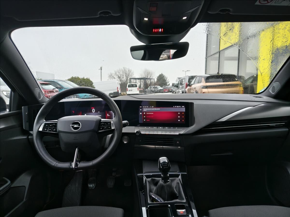 Opel Astra, 1,2   GS line 130K - fotka 2