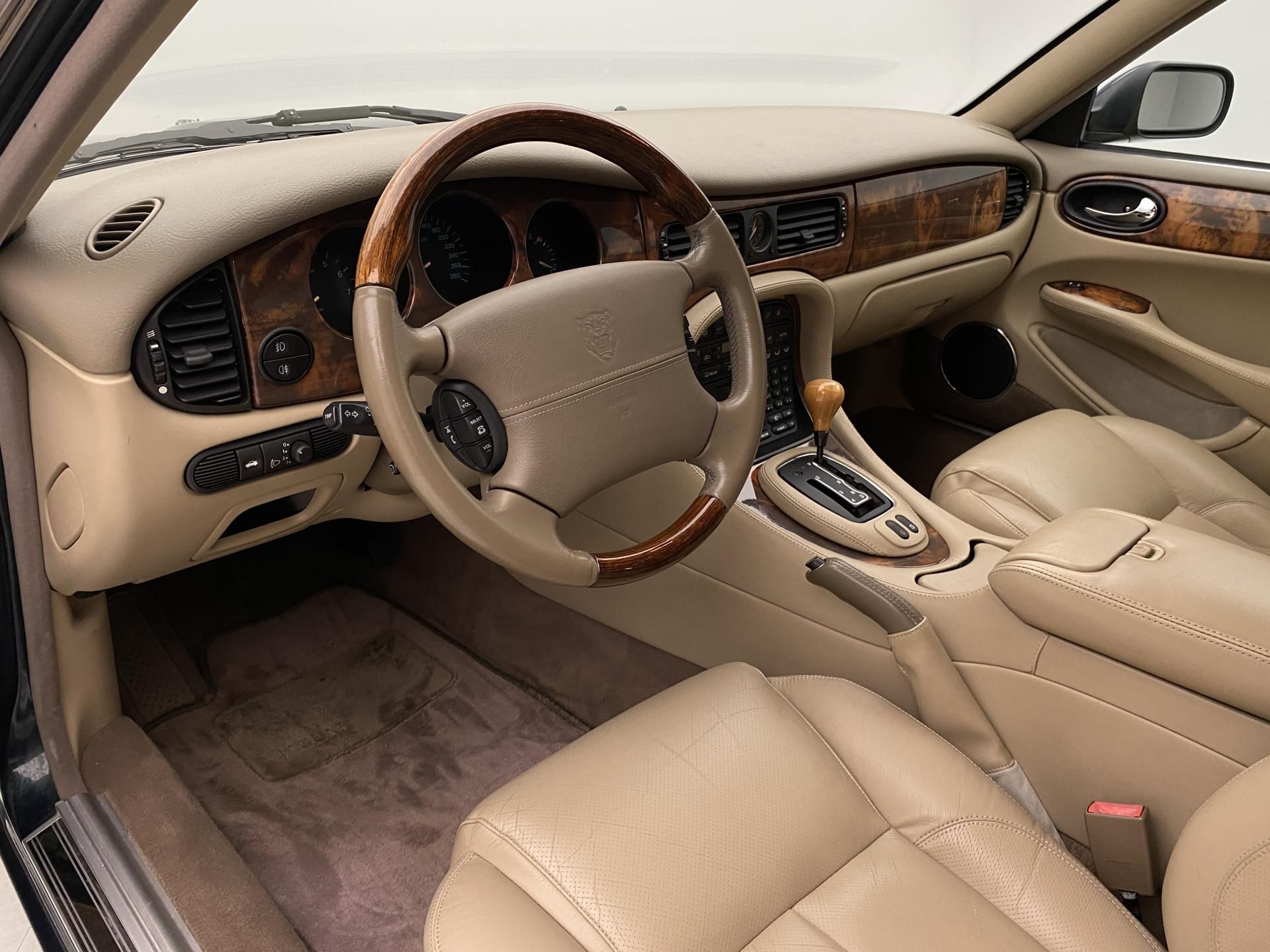 Jaguar XJ, V8 4.0 SOVEREIGN AUT - fotka 4