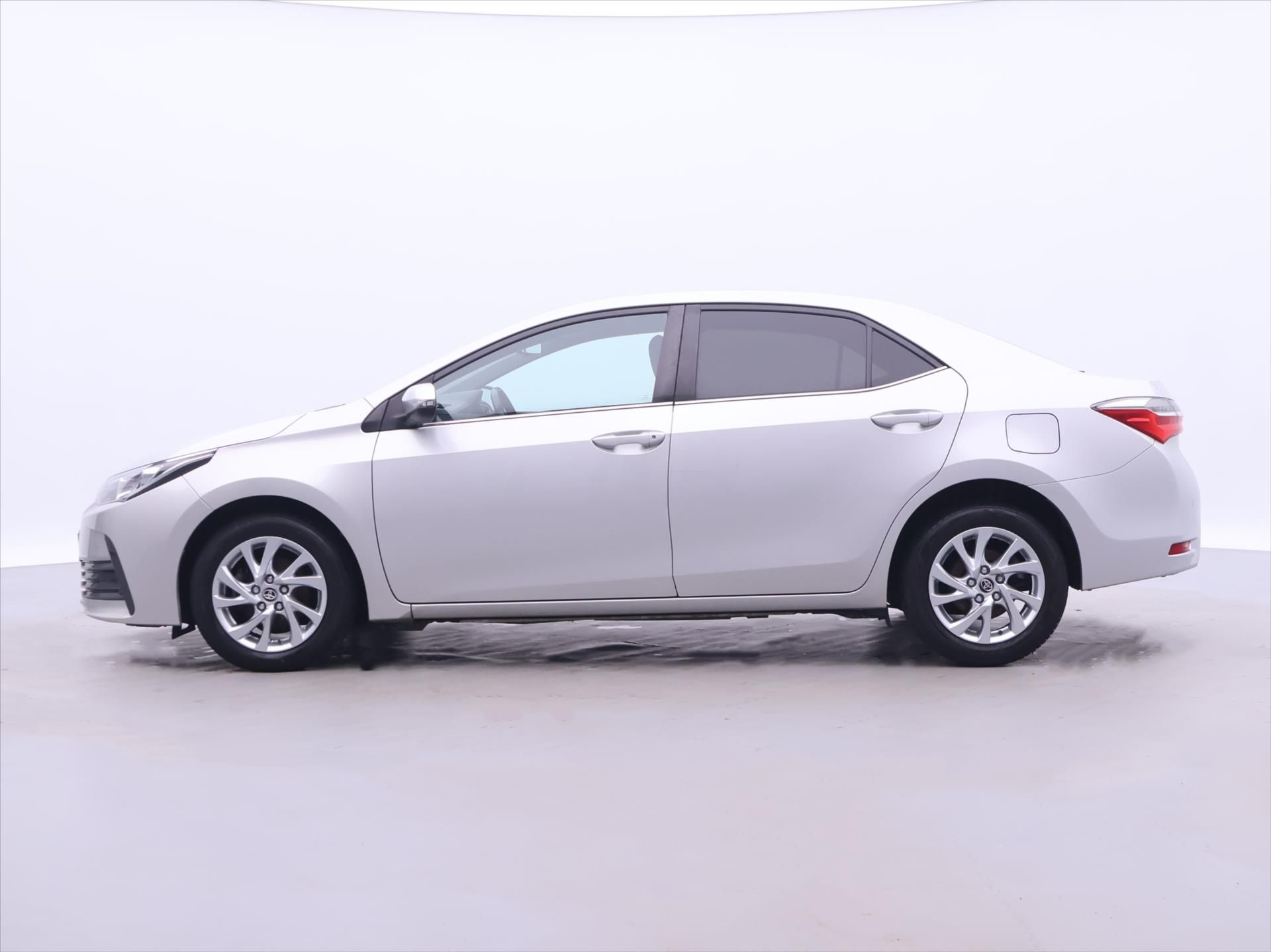 Toyota Corolla, 1,6 VVT-i 97kW 1.Maj CZ Serv.k - fotka 4