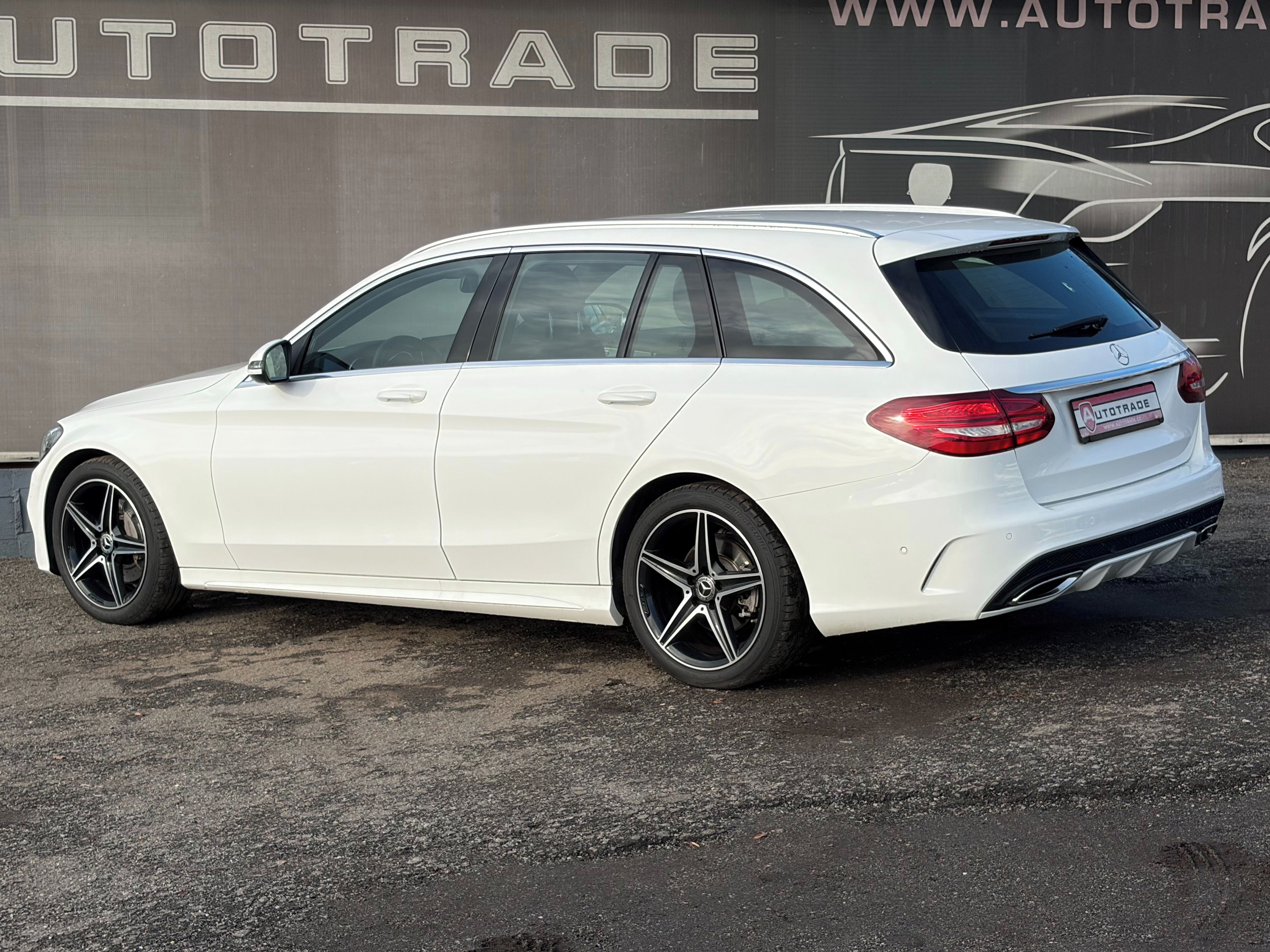 Mercedes-Benz Třídy C, 180 1.6 benzin 115kW, AMG Line - fotka 3