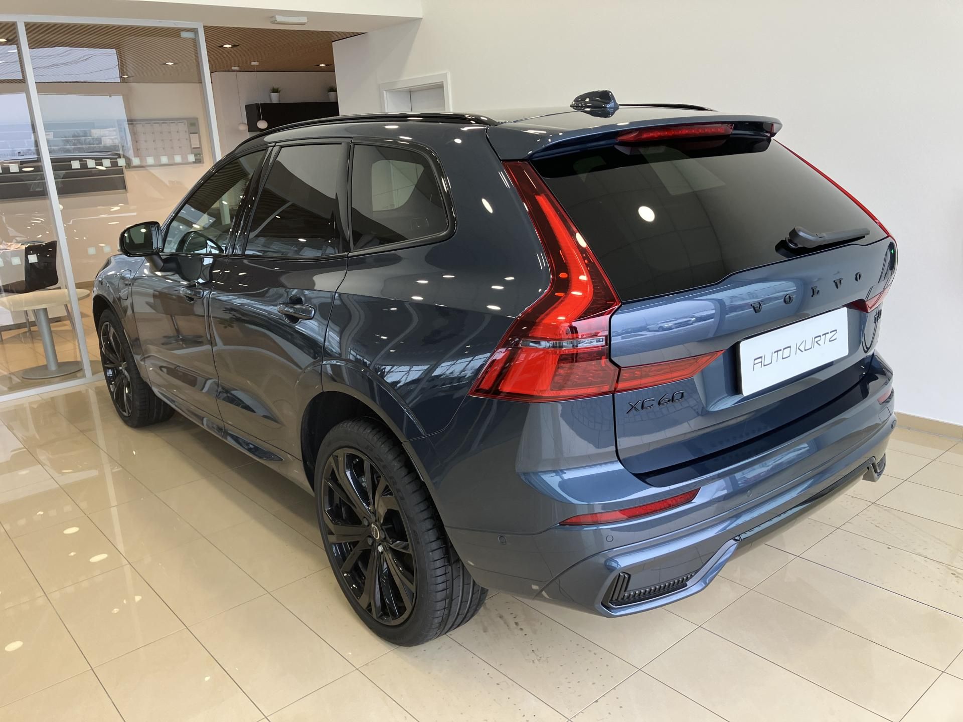 Volvo XC60, T6 eAWD Black Edition Plus AT8 - fotka 6
