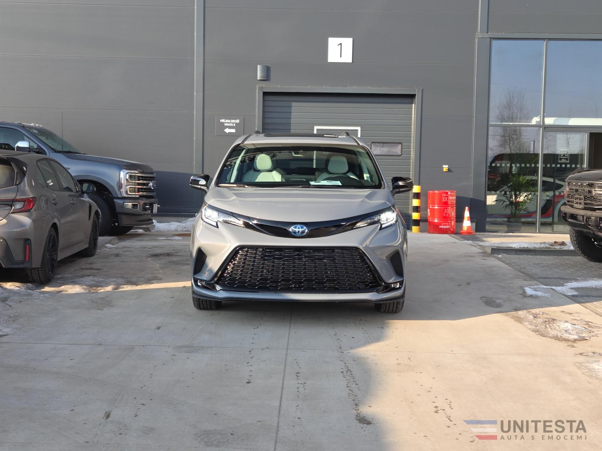 Toyota Sienna, TOYOTA SIENNA XSE HYBRID 7 pas - fotka 2