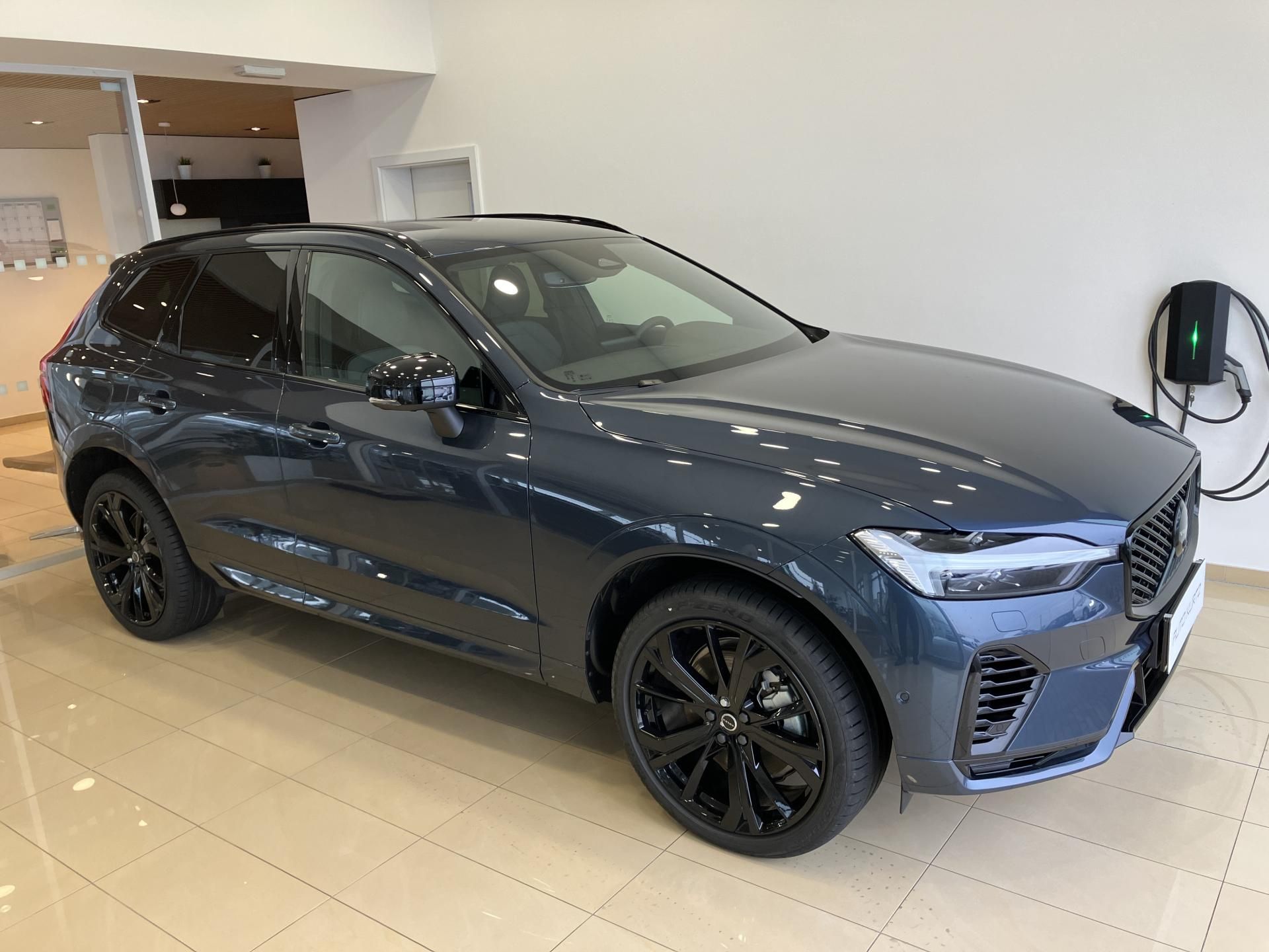 Volvo XC60, T6 eAWD Black Edition Plus AT8 - fotka 2