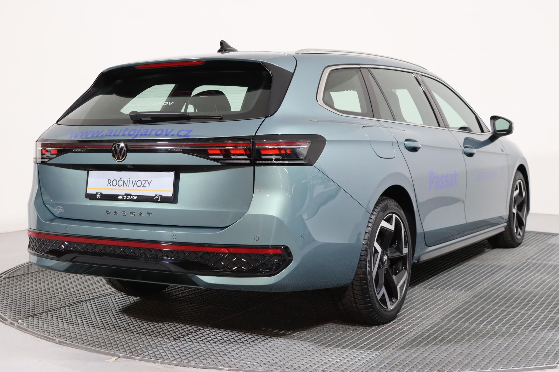 Volkswagen Passat, R-Line 2,0 TDI 110 kW - fotka 5