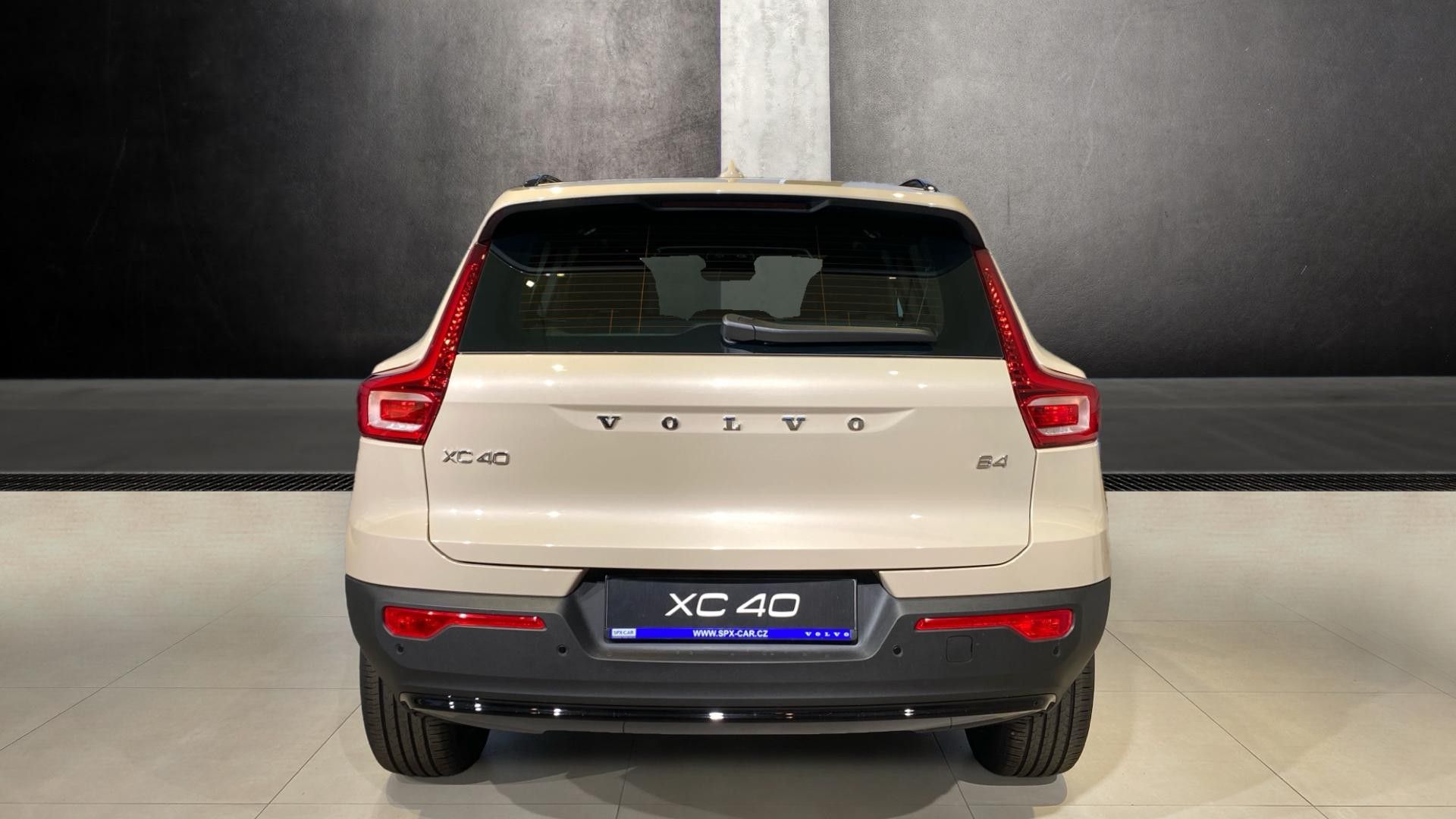 Volvo XC40, ULTRA DARK, B4 FWD, 145+10 kW - fotka 5
