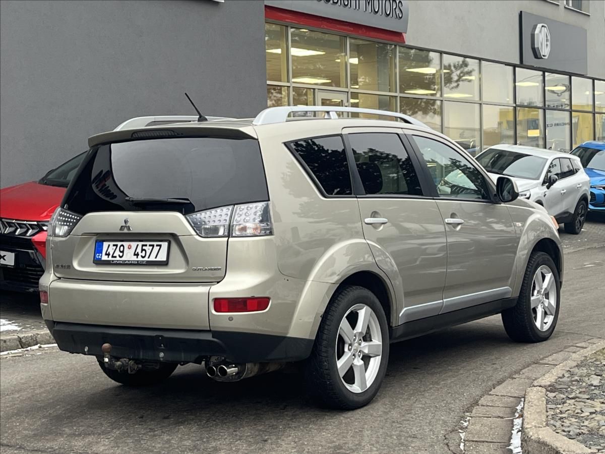 Mitsubishi Outlander, 2,0 DI-D  Intense plus 4WD - fotka 5