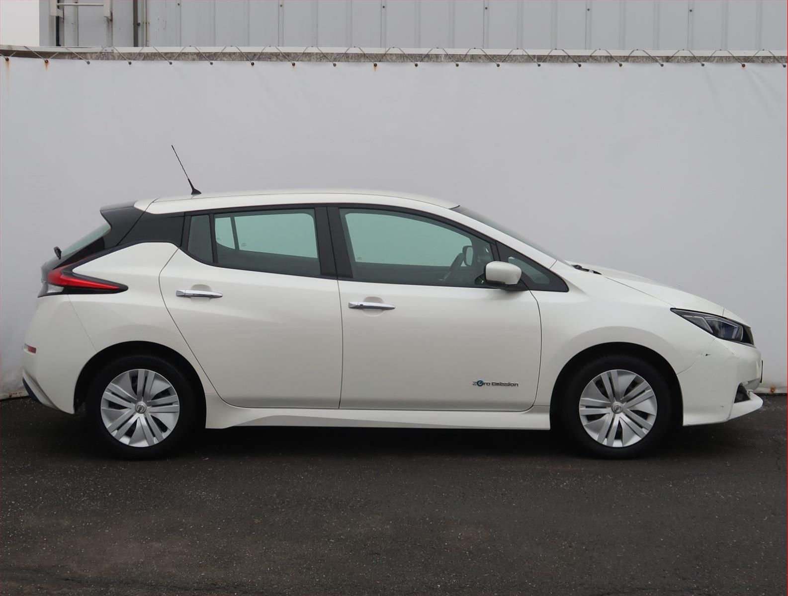 Nissan LEAF, 40 kWh, SoH 87%, Automat - fotka 6