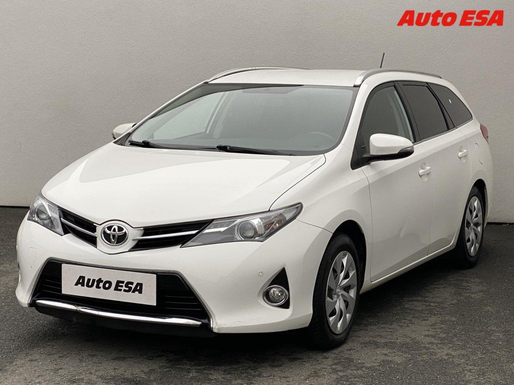 Toyota Auris, 1.6,AC,park.asist,+kola - fotka 3