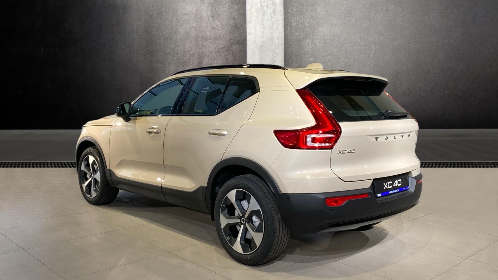 Volvo XC40, ULTRA DARK, B4 FWD, 145+10 kW - fotka 4