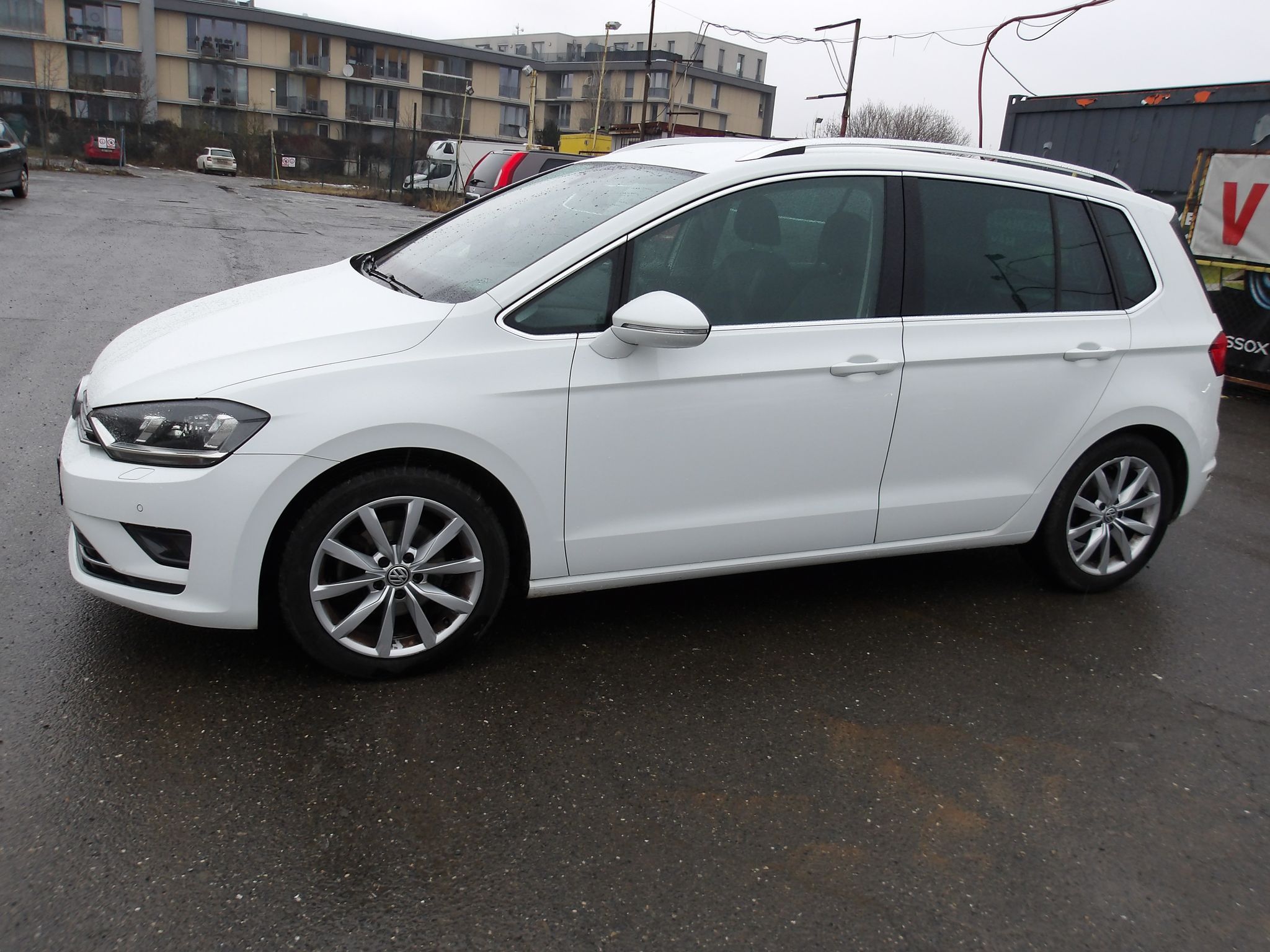 Volkswagen Touran, 2,0TDi ČR  AUT.DSG ! Serv.kn! - fotka 2