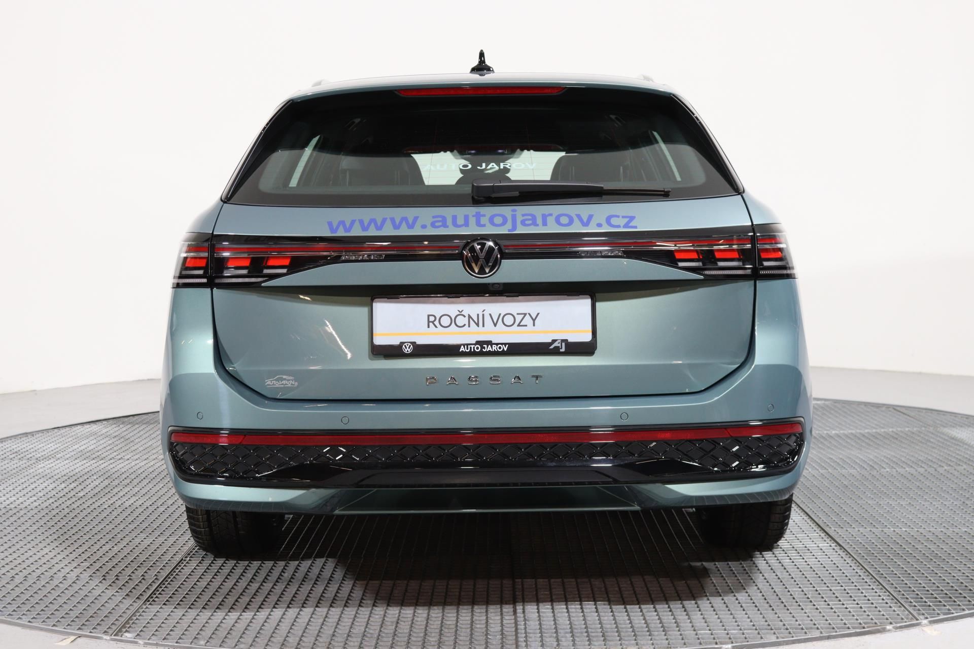 Volkswagen Passat, R-Line 2,0 TDI 110 kW - fotka 4