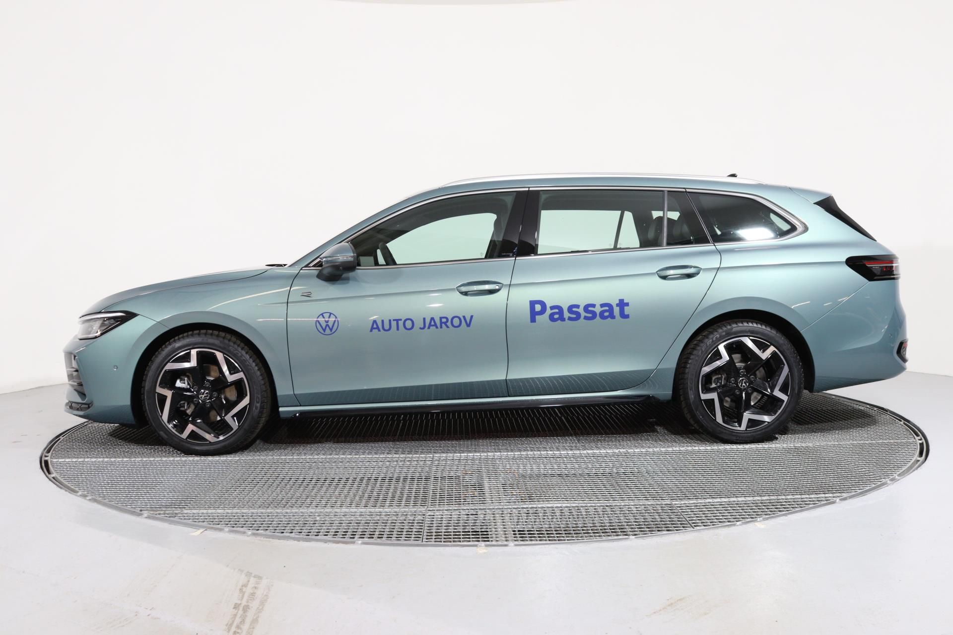 Volkswagen Passat, R-Line 2,0 TDI 110 kW - fotka 2