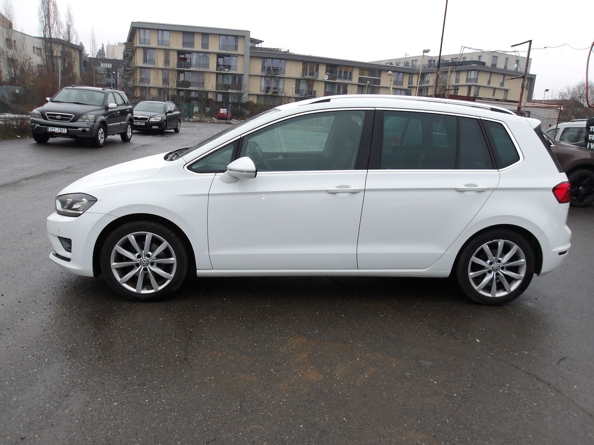 Volkswagen Touran, 2,0TDi ČR  AUT.DSG ! Serv.kn! - fotka 3