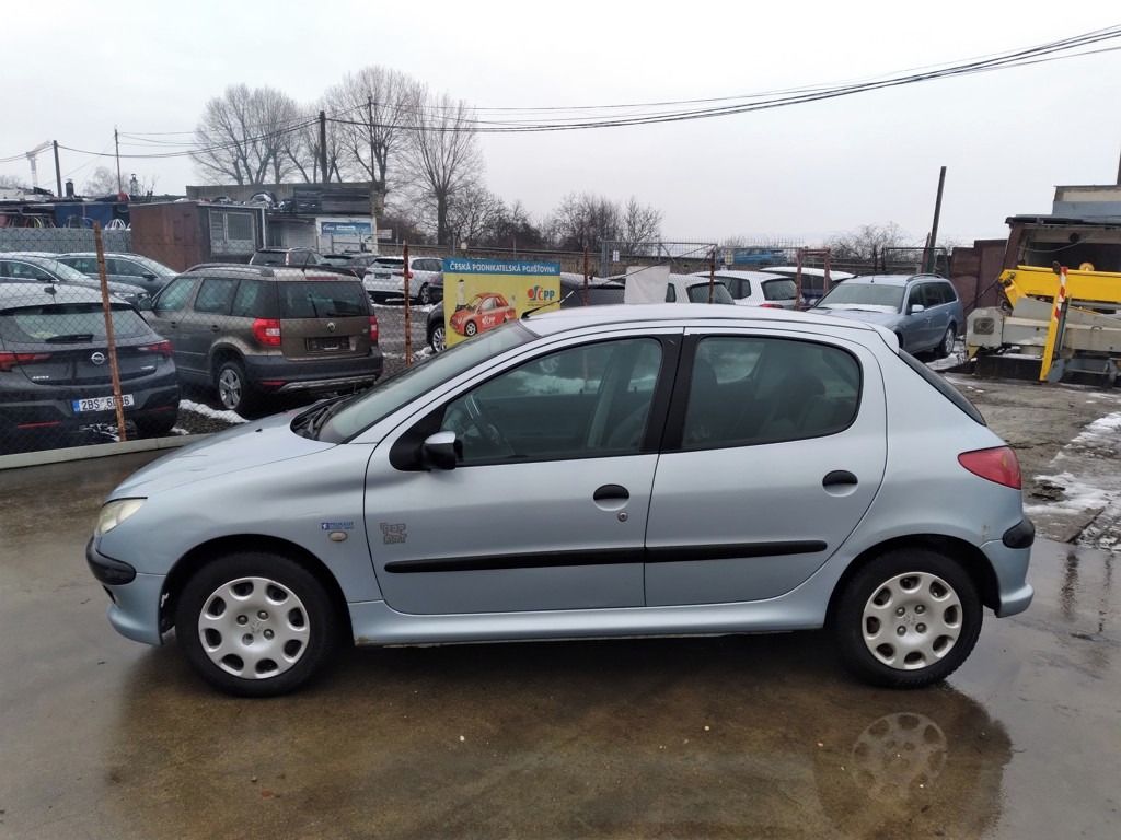 Peugeot 206, 1.1 5dv. ČR, 2.MAJITEL - fotka 4