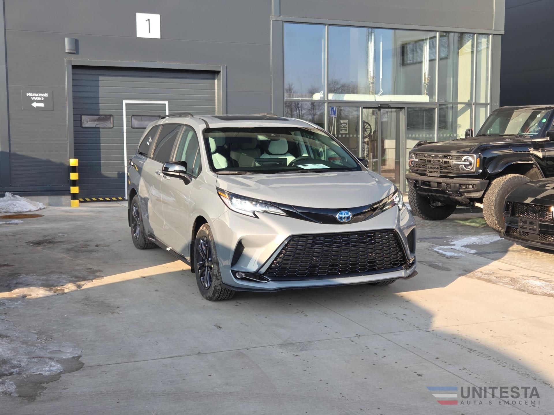Toyota Sienna, TOYOTA SIENNA XSE HYBRID 7 pas - fotka 3