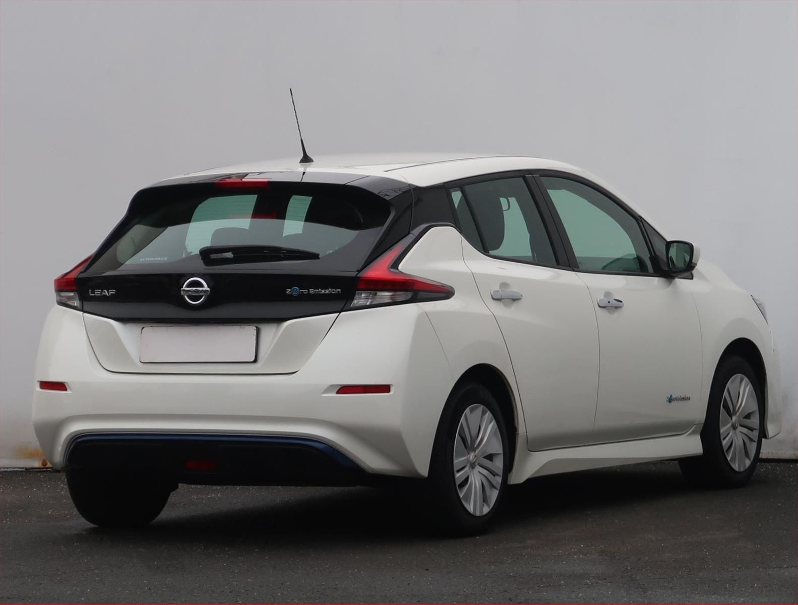 Nissan LEAF, 40 kWh, SoH 87%, Automat - fotka 5