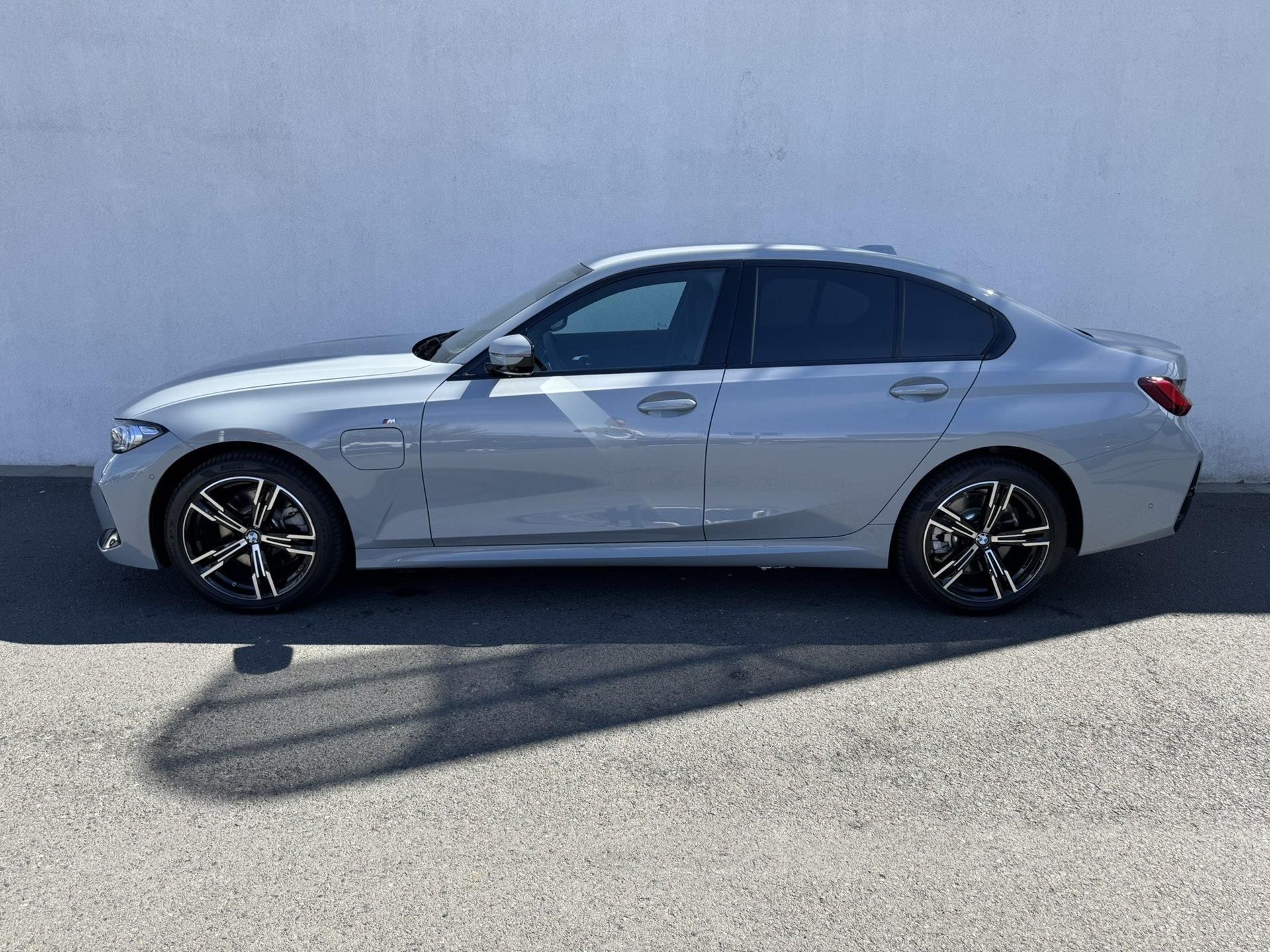 BMW Řada 3, 330e xDrive Sedan - fotka 4