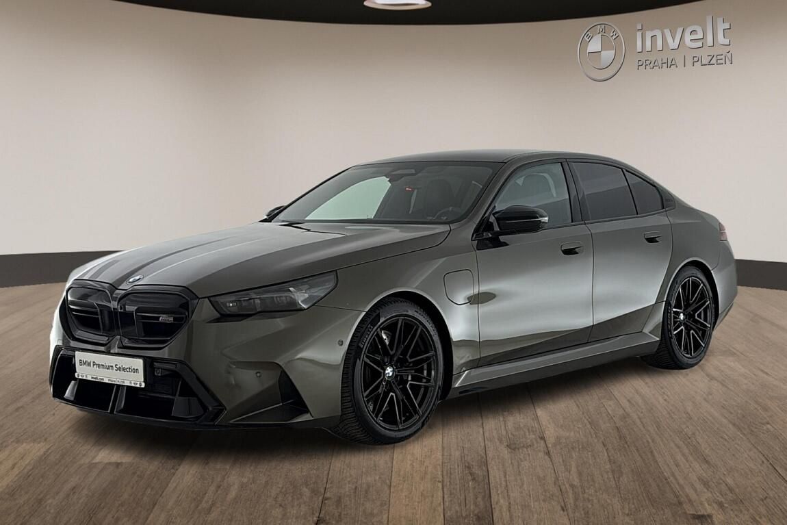 BMW M5, Sedan