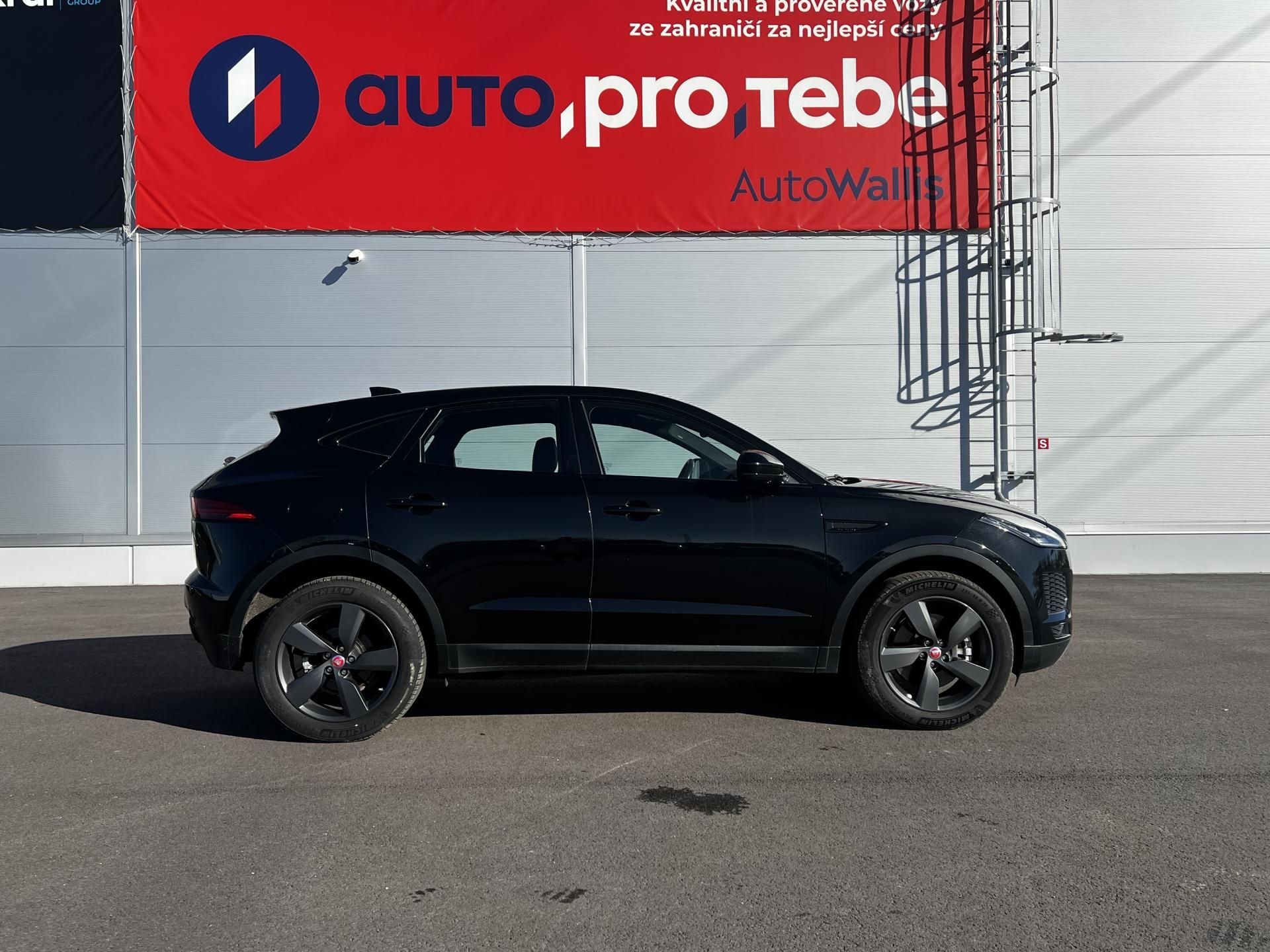 Jaguar E-Pace, 2.0T 147kW AWD 1.Maj Panorama - fotka 3