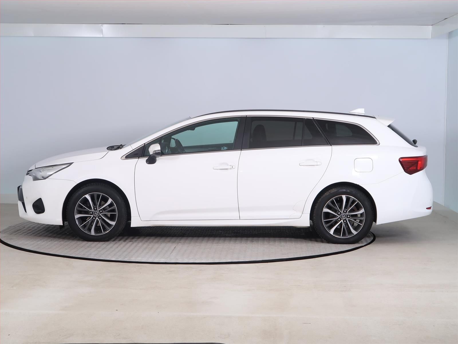 Toyota Avensis, 1.6 D-4D, NOVÁ CENA - fotka 3