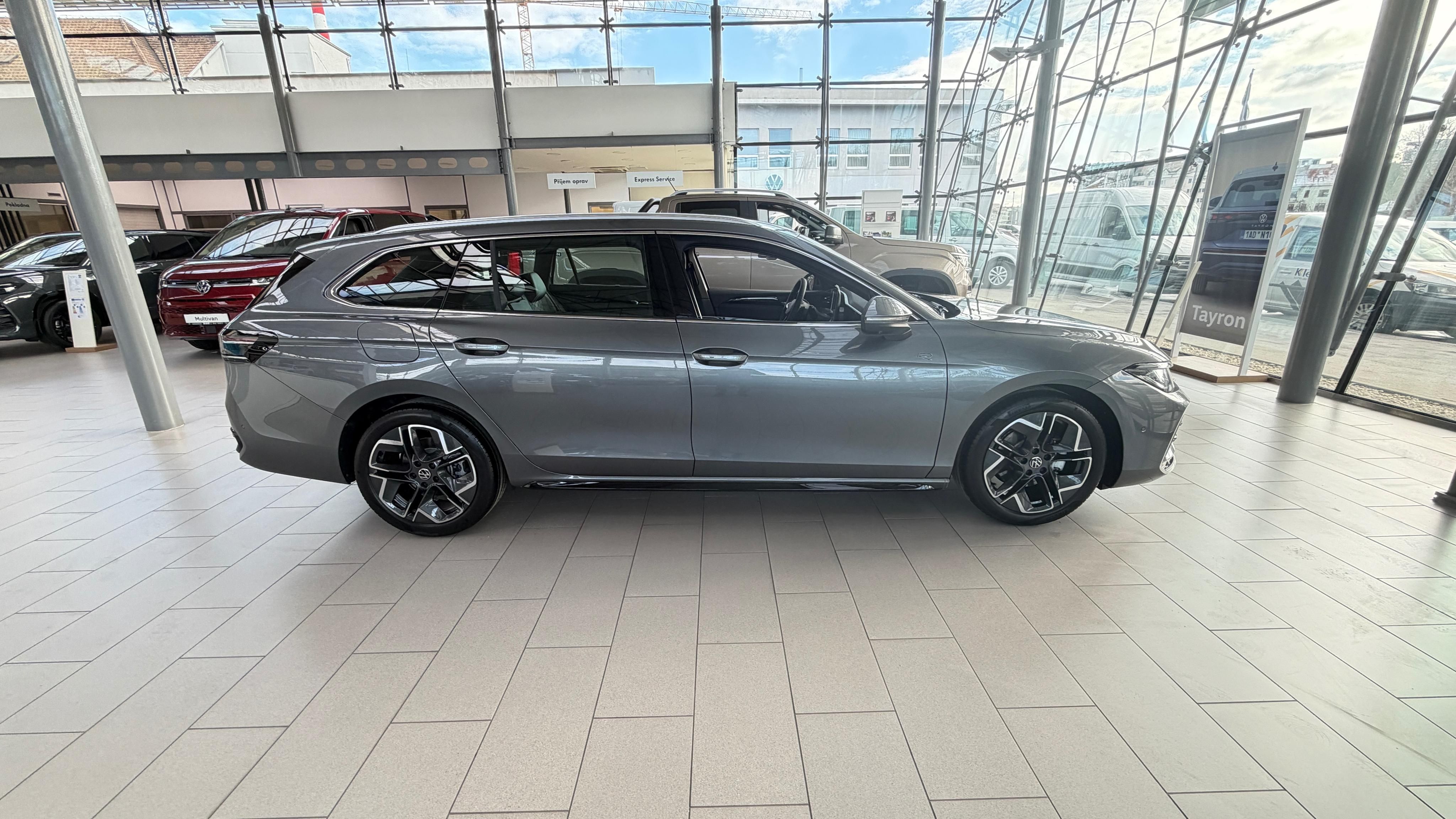Volkswagen Passat, R-Line 2,0 TDI 110 kW - fotka 5