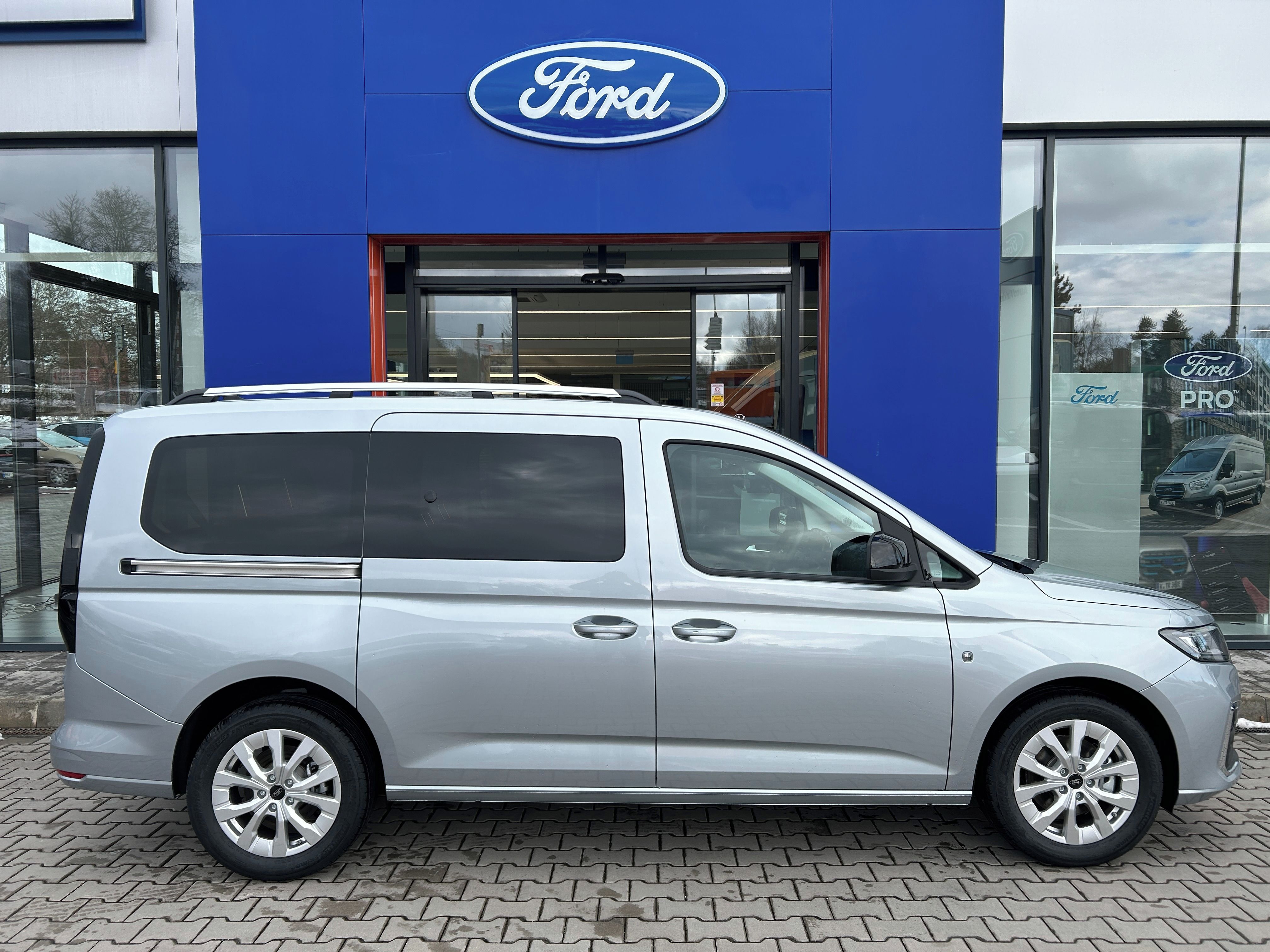 Ford Tourneo Connect, 1.5 Ecoboost 85kW AT Titanium - fotka 3