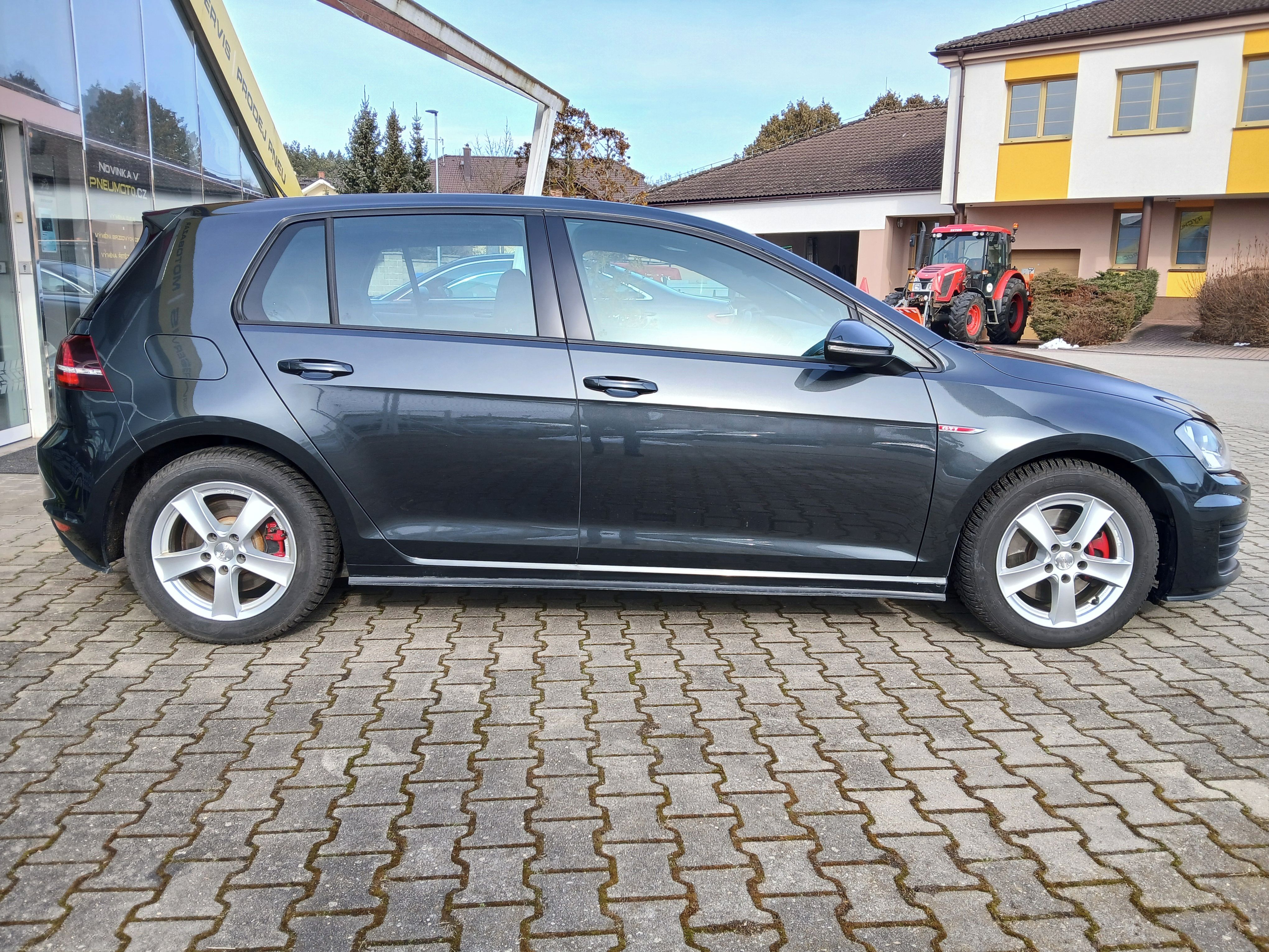 Volkswagen Golf, GTI VII, 162kW, man.1.maj.,ČR. - fotka 6
