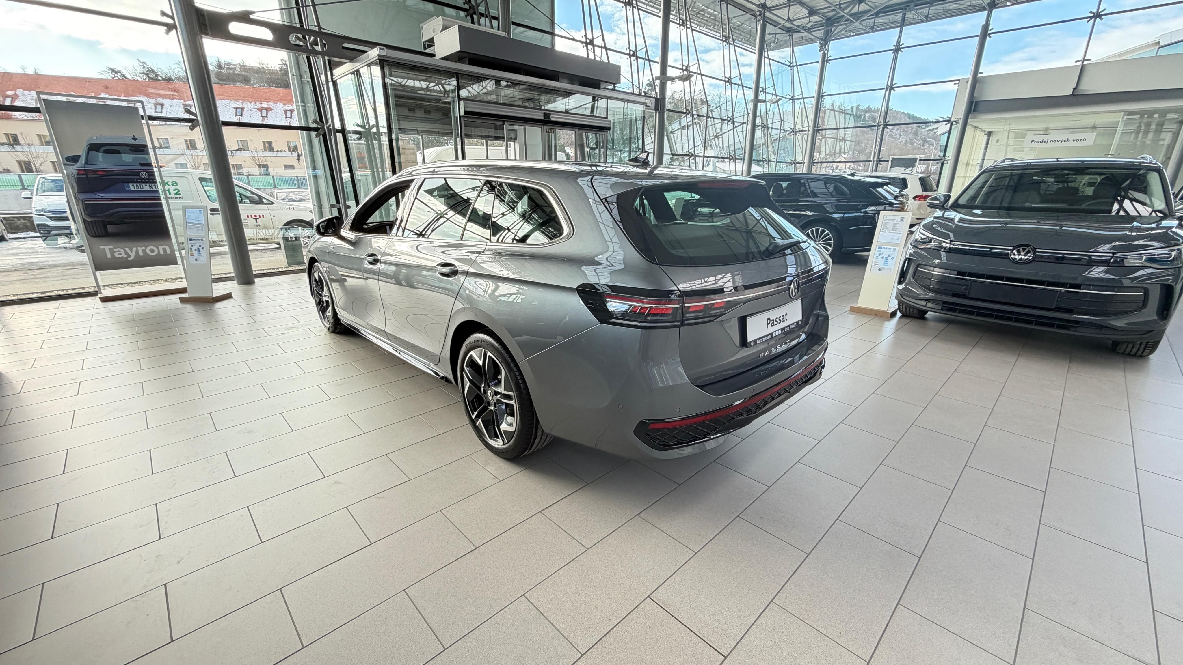 Volkswagen Passat, R-Line 2,0 TDI 110 kW - fotka 6