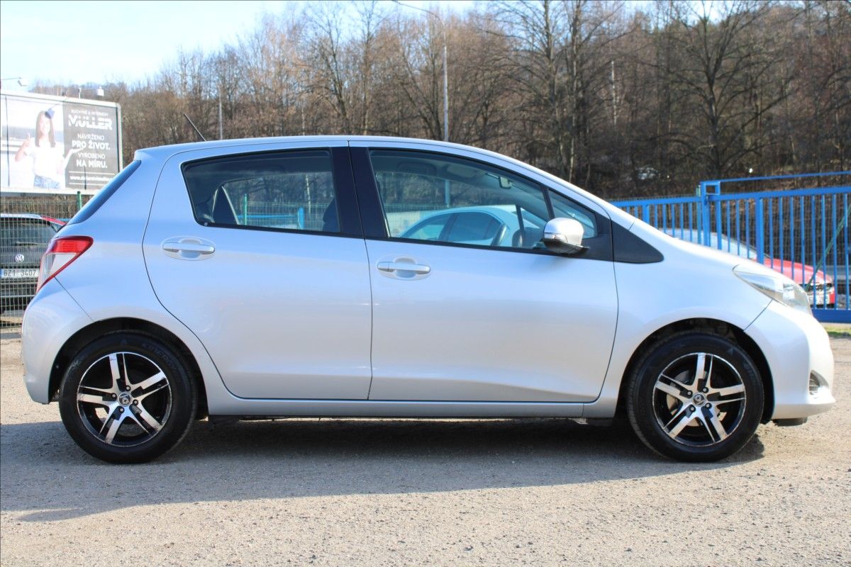 Toyota Yaris, 1,0 VVT-i  NOVÉ V ČR,1.MAJITEL - fotka 4
