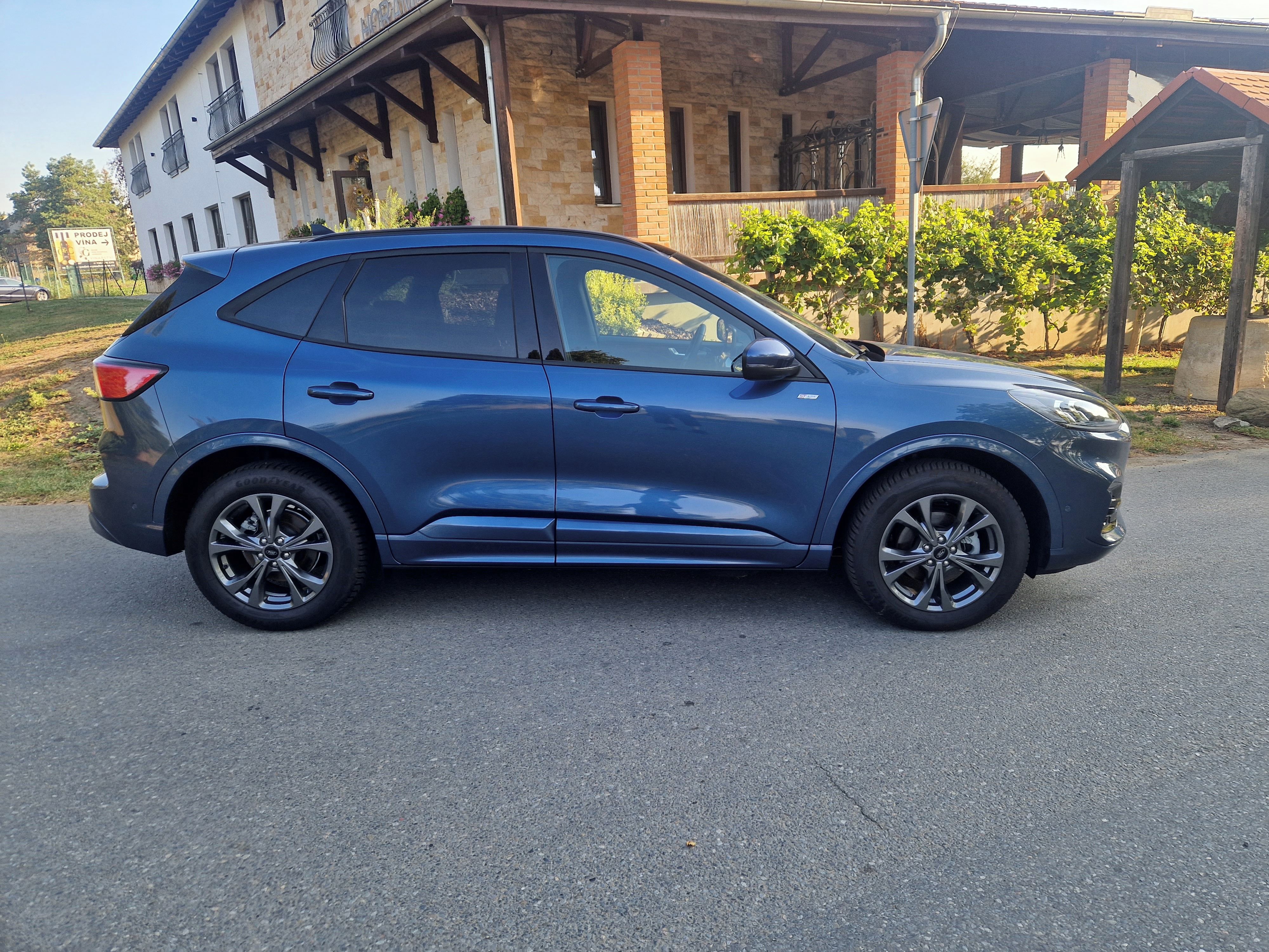 Ford Kuga, ST Line - benzin,plugin hybrid - fotka 2