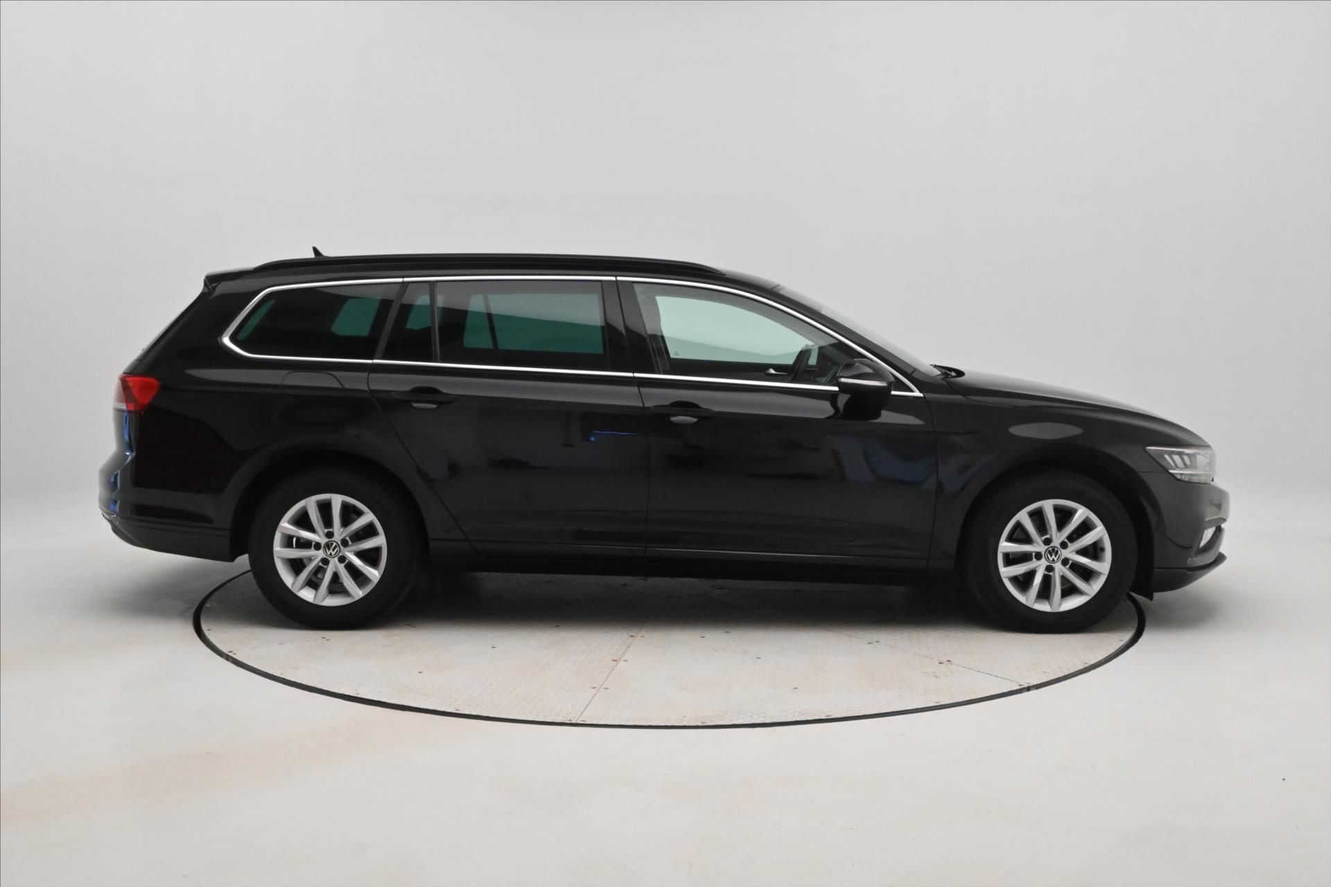 Volkswagen Passat, 2,0 TDI 110kW DSG Business Zár - fotka 4