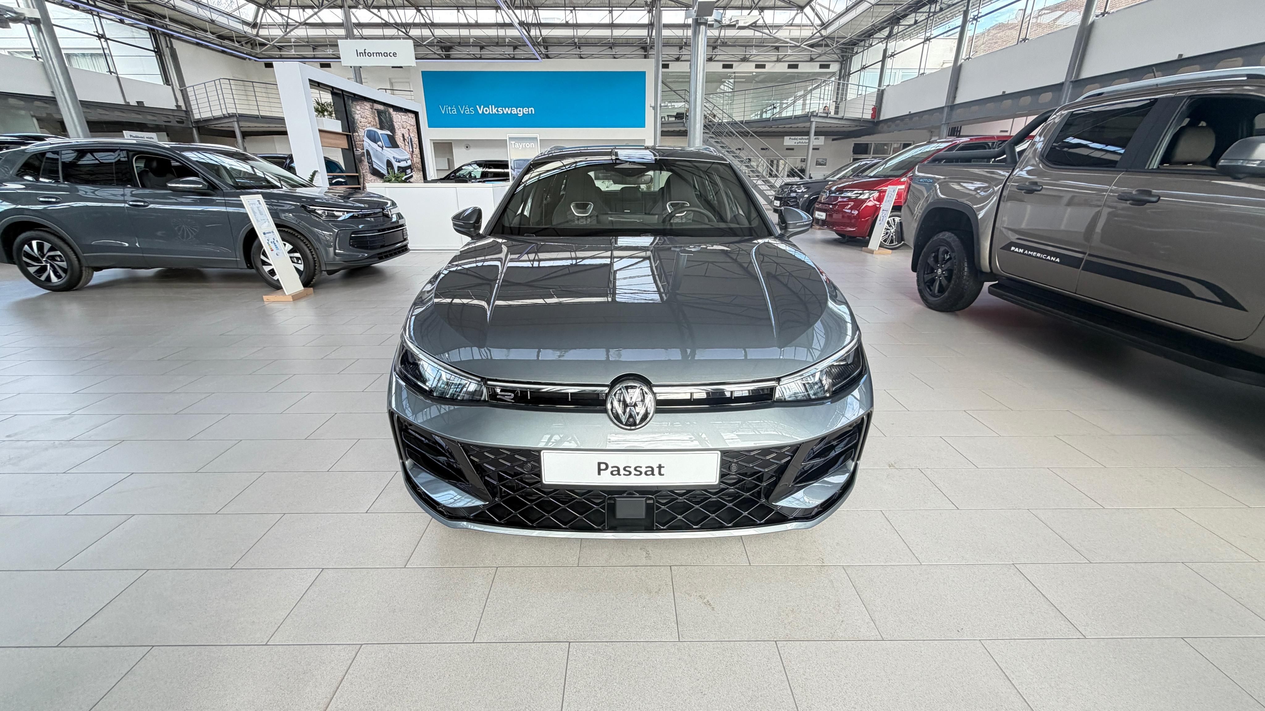 Volkswagen Passat, R-Line 2,0 TDI 110 kW - fotka 2