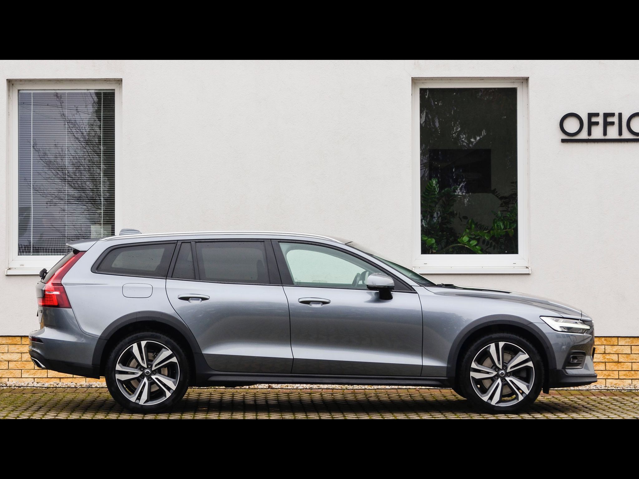 Volvo V60, CC/B4/AWD/Momen/TažZ/H&K/Ihned - fotka 4
