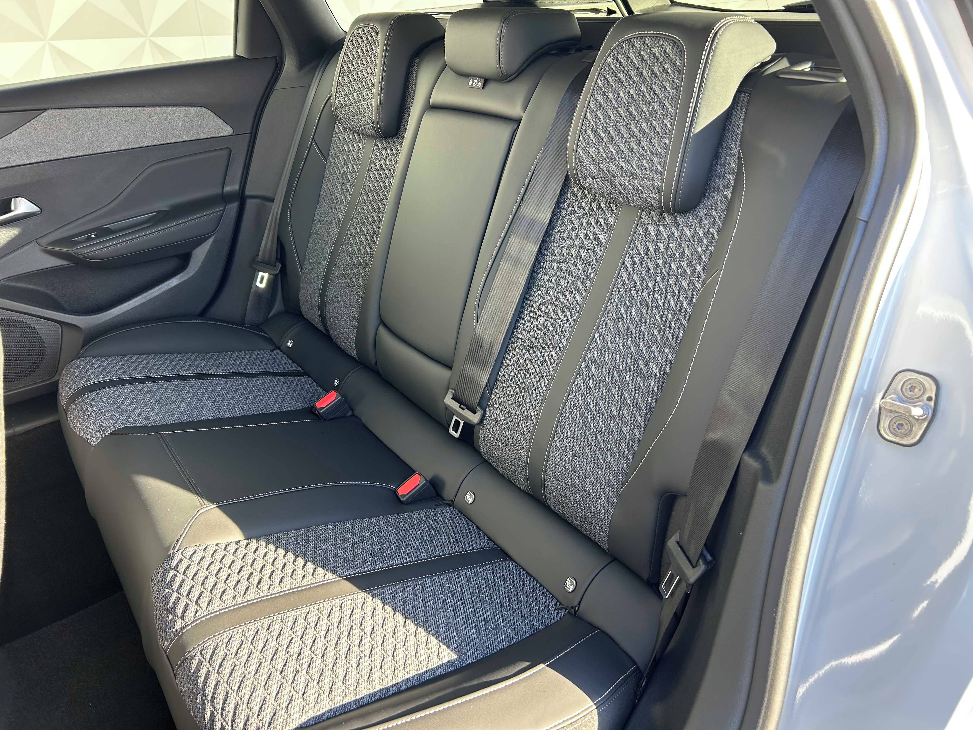 Peugeot 308, ALLURE Hybrid 145 e-DCS6 - fotka 2