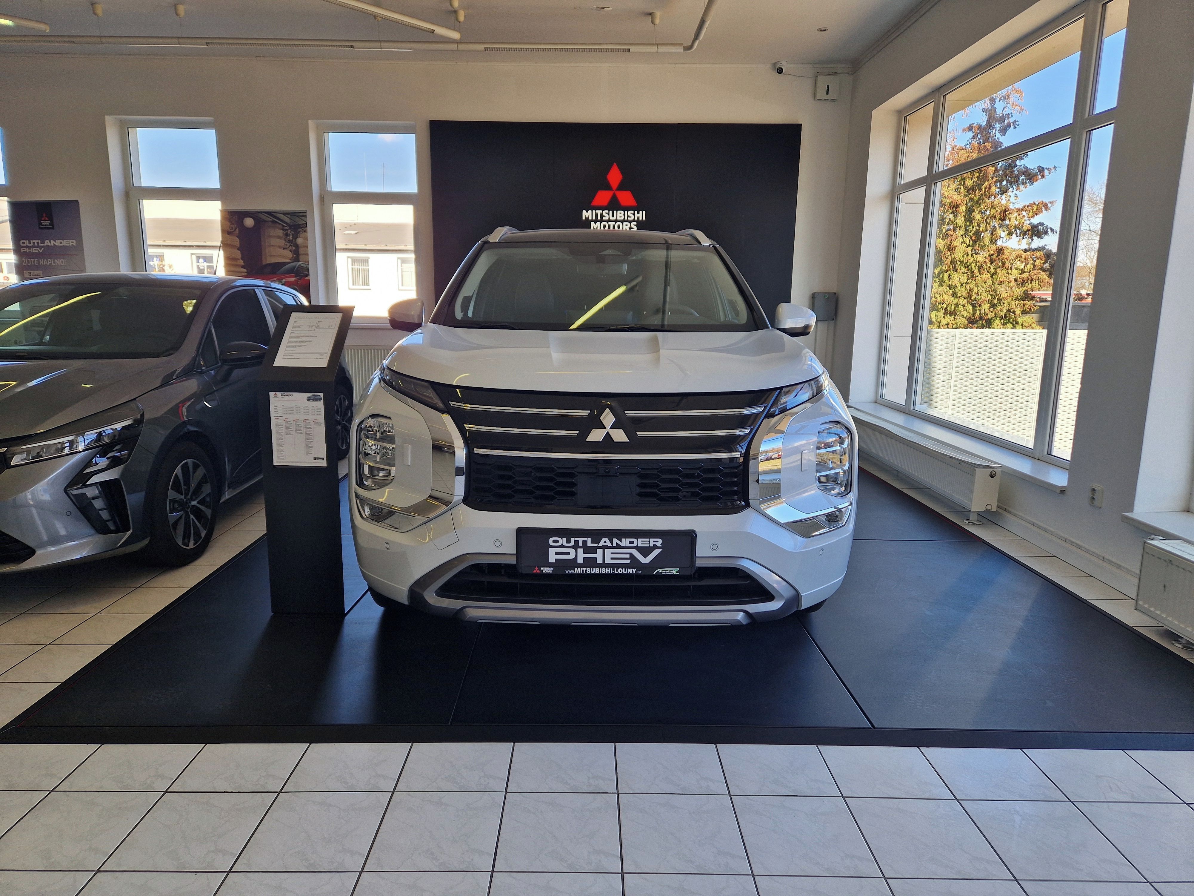 Mitsubishi Outlander, INSTYLE 2.4 MIVEC PHEV 306k - fotka 2