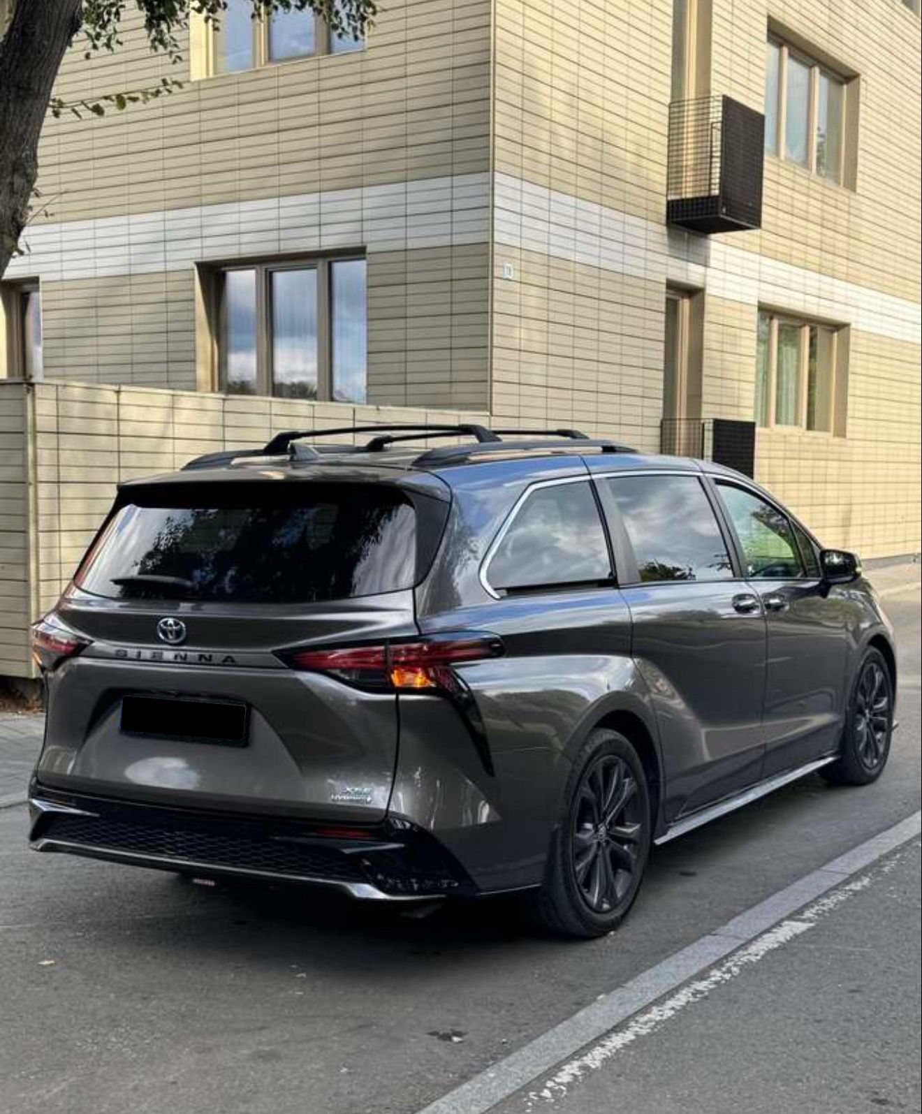 Toyota Sienna, 2.5L Hybrid XSE - fotka 4