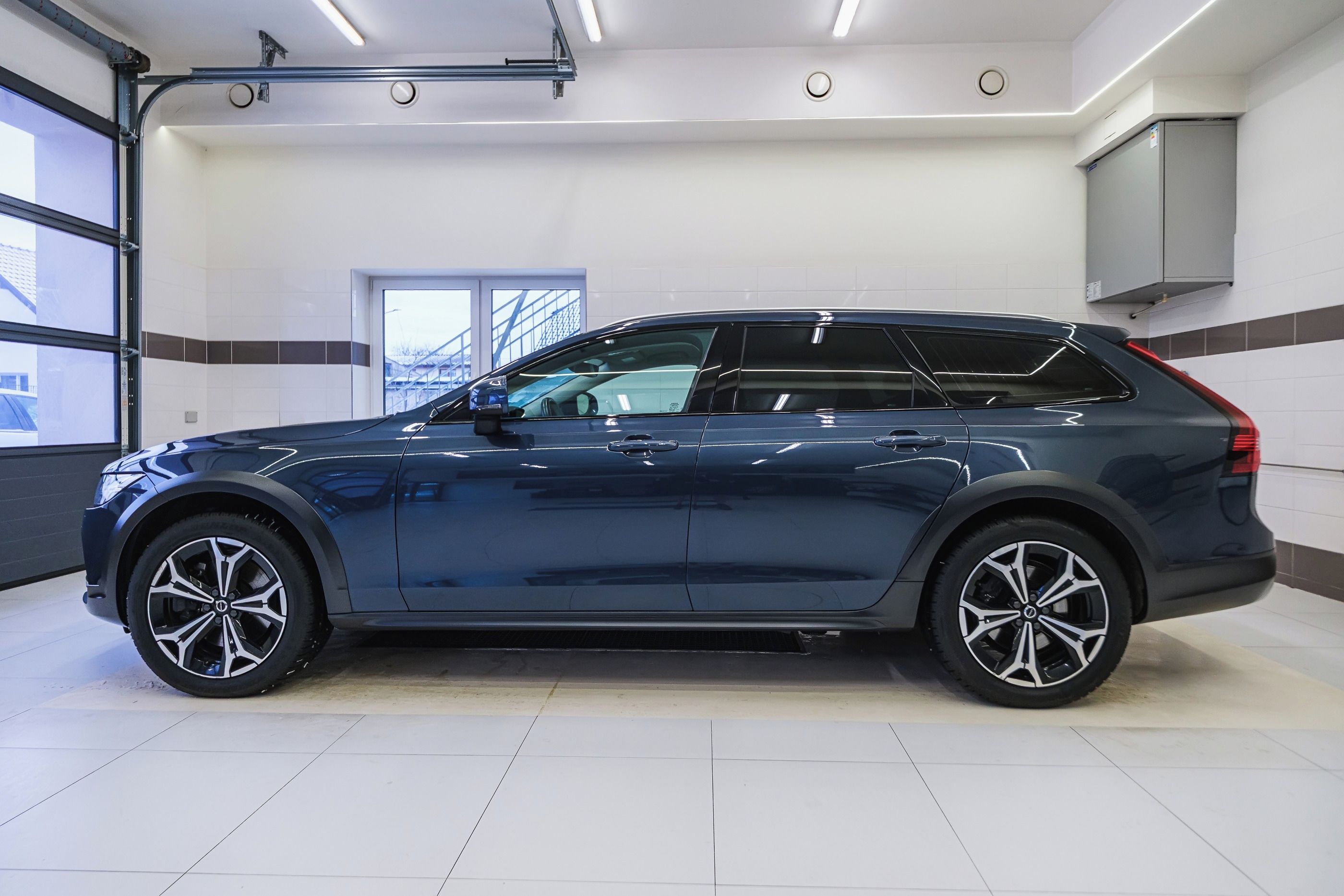 Volvo V90, Cross Country B5 AWD 184kW PRO - fotka 4