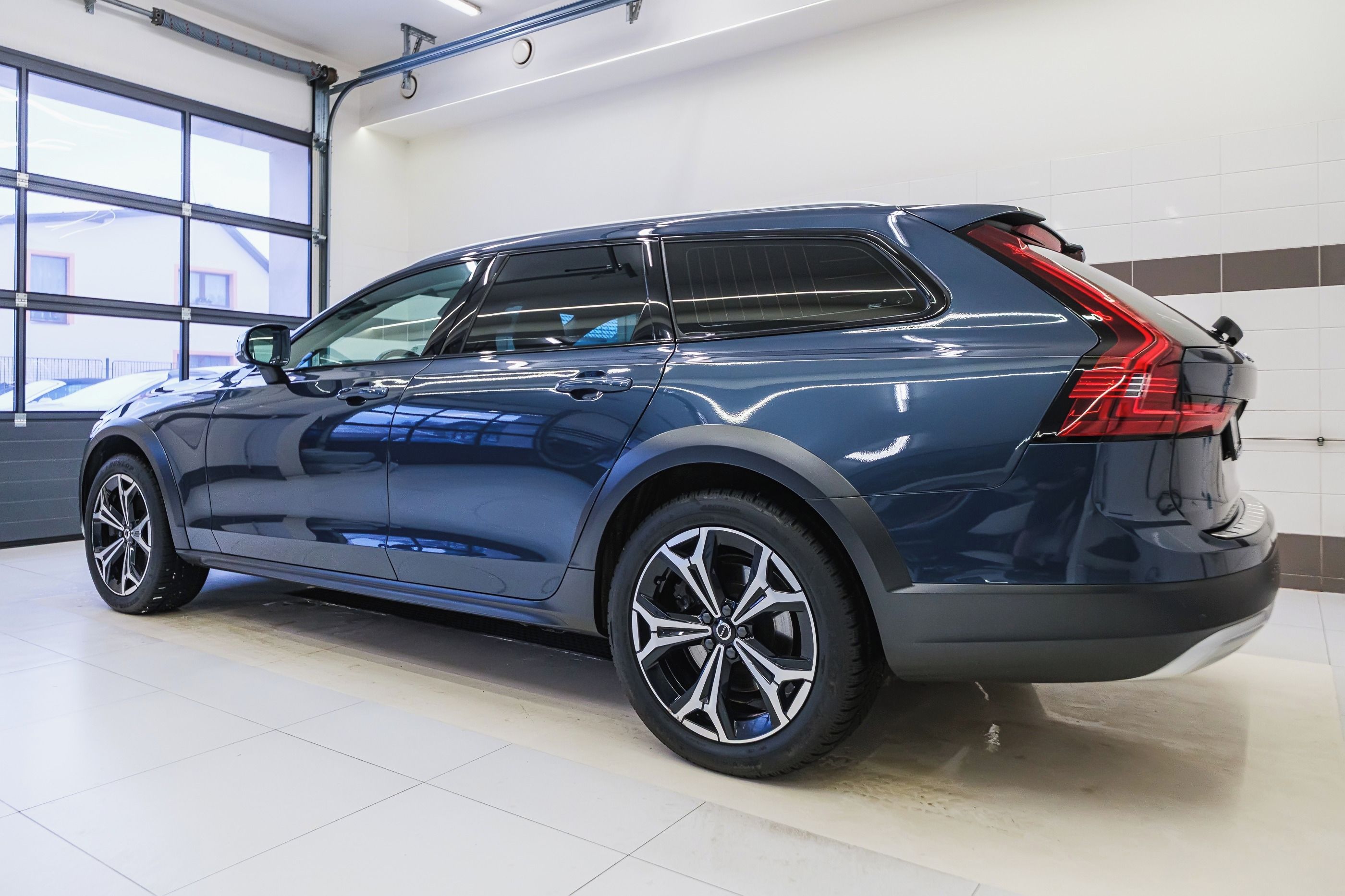 Volvo V90, Cross Country B5 AWD 184kW PRO - fotka 5
