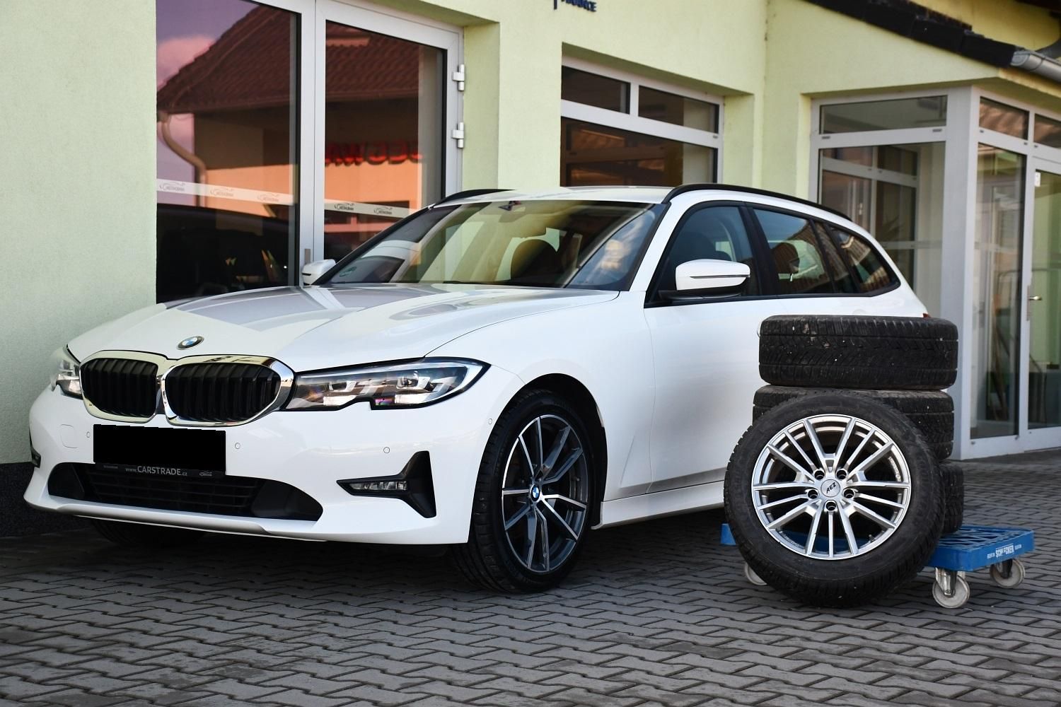 BMW Řada 3, 320D xDrive 2xALU 1M ČR - fotka 2