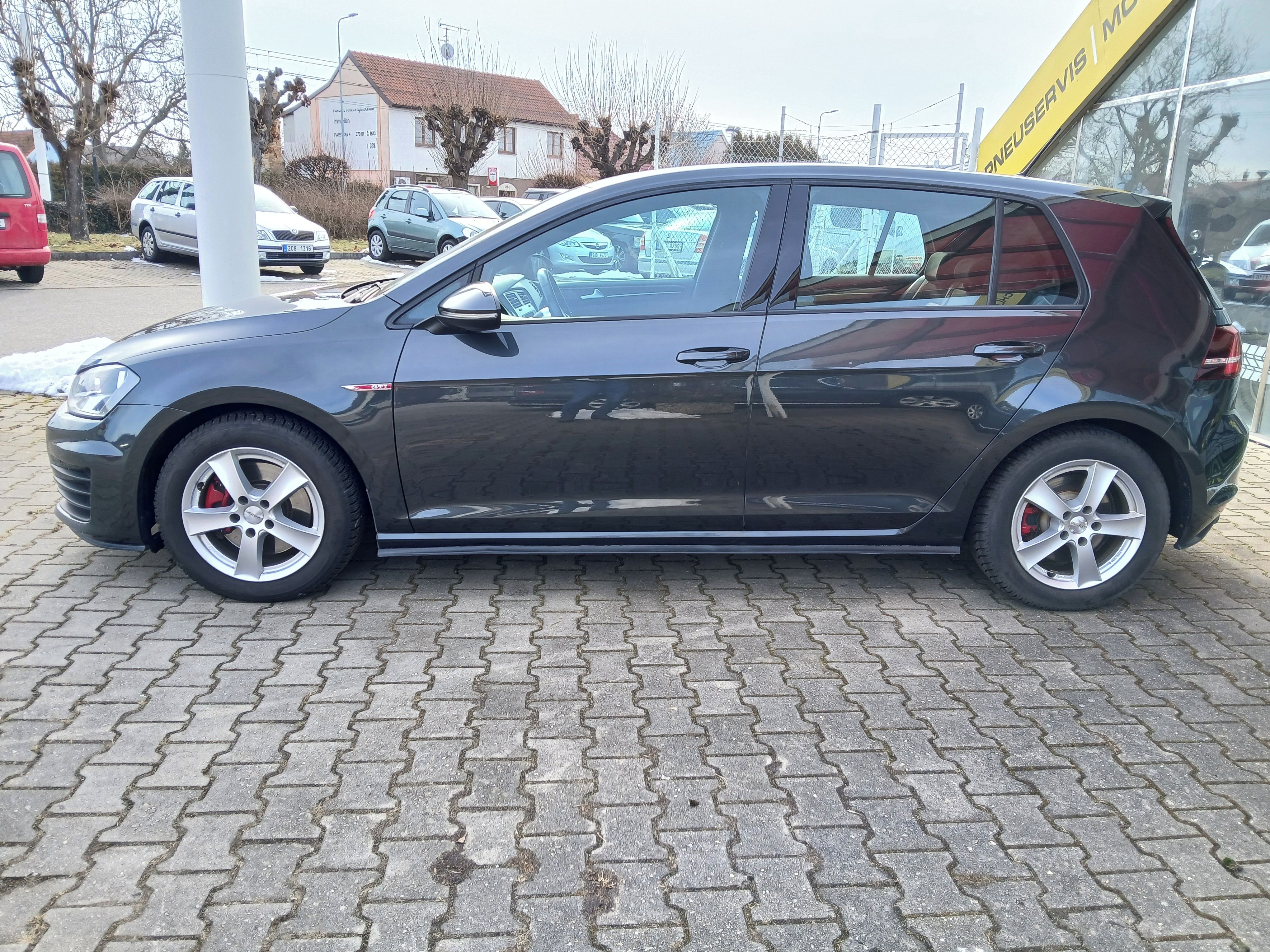 Volkswagen Golf, GTI VII, 162kW, man.1.maj.,ČR. - fotka 2