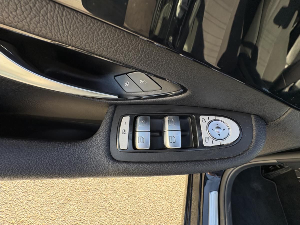 Mercedes-Benz Třídy C, 2,2 CDi 100kW Full Led,9G-tron - fotka 4