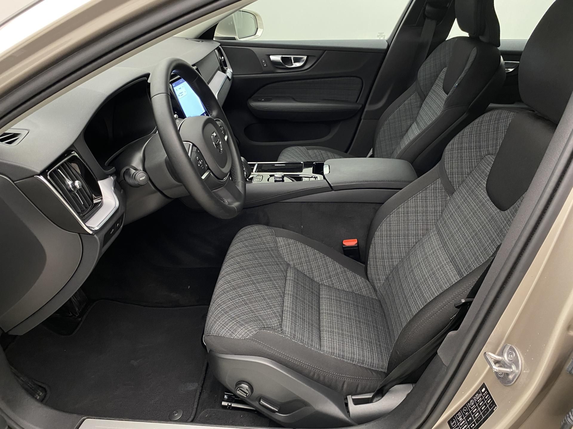 Volvo V60, T6 AWD RECHARGE CORE AUT CZ - fotka 3