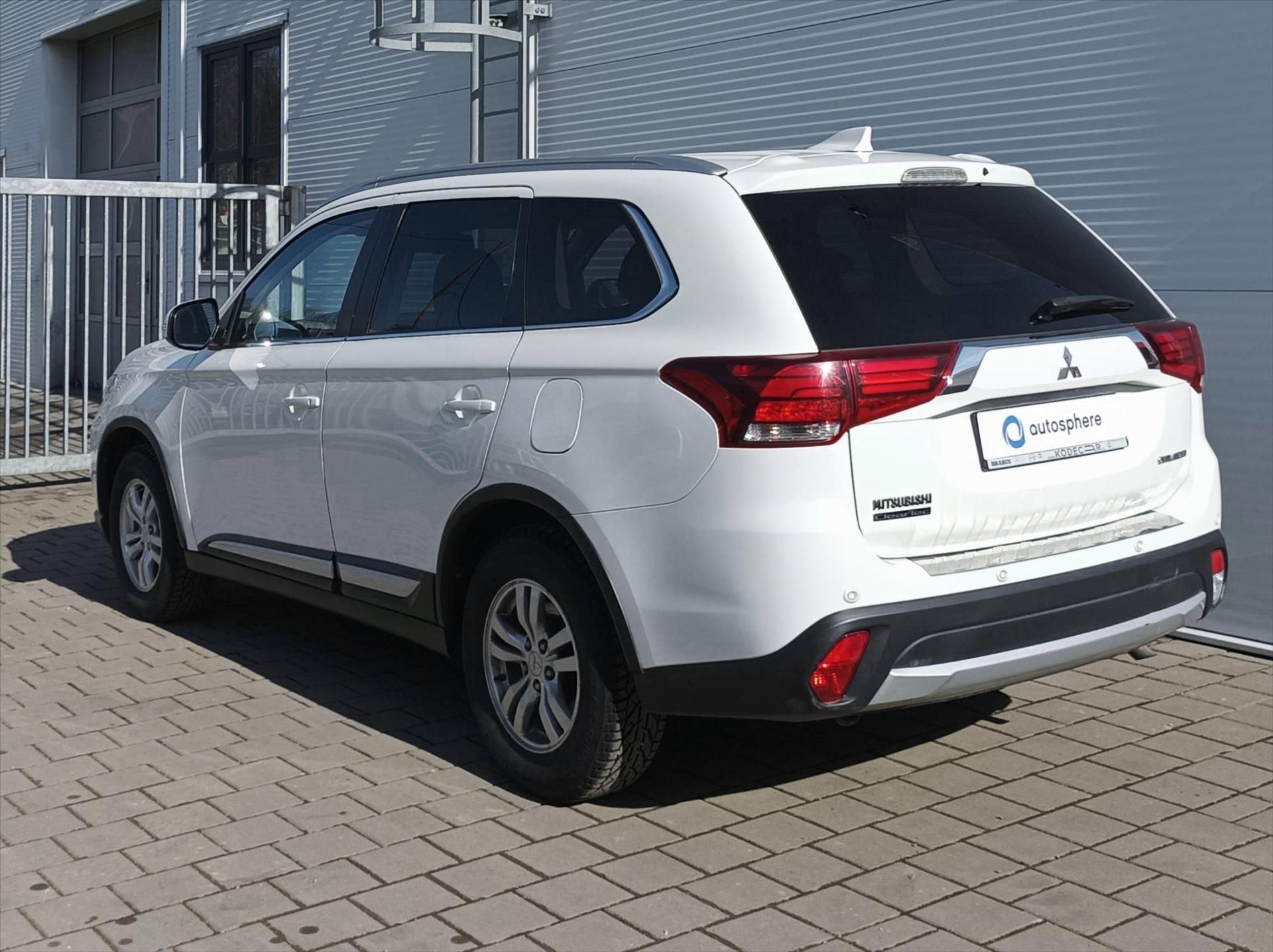 Mitsubishi Outlander, 2,0 MIVEC 150k 5MAN 4x2  Inten - fotka 4